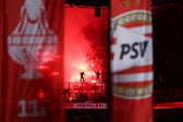 Sfeer in het uitvak van PSV door fans van Go Ahead Eagles