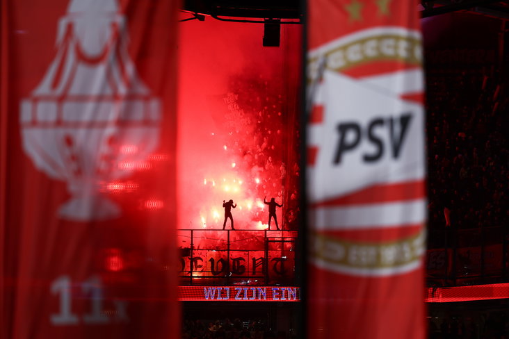 Sfeer in het uitvak van PSV door fans van Go Ahead Eagles