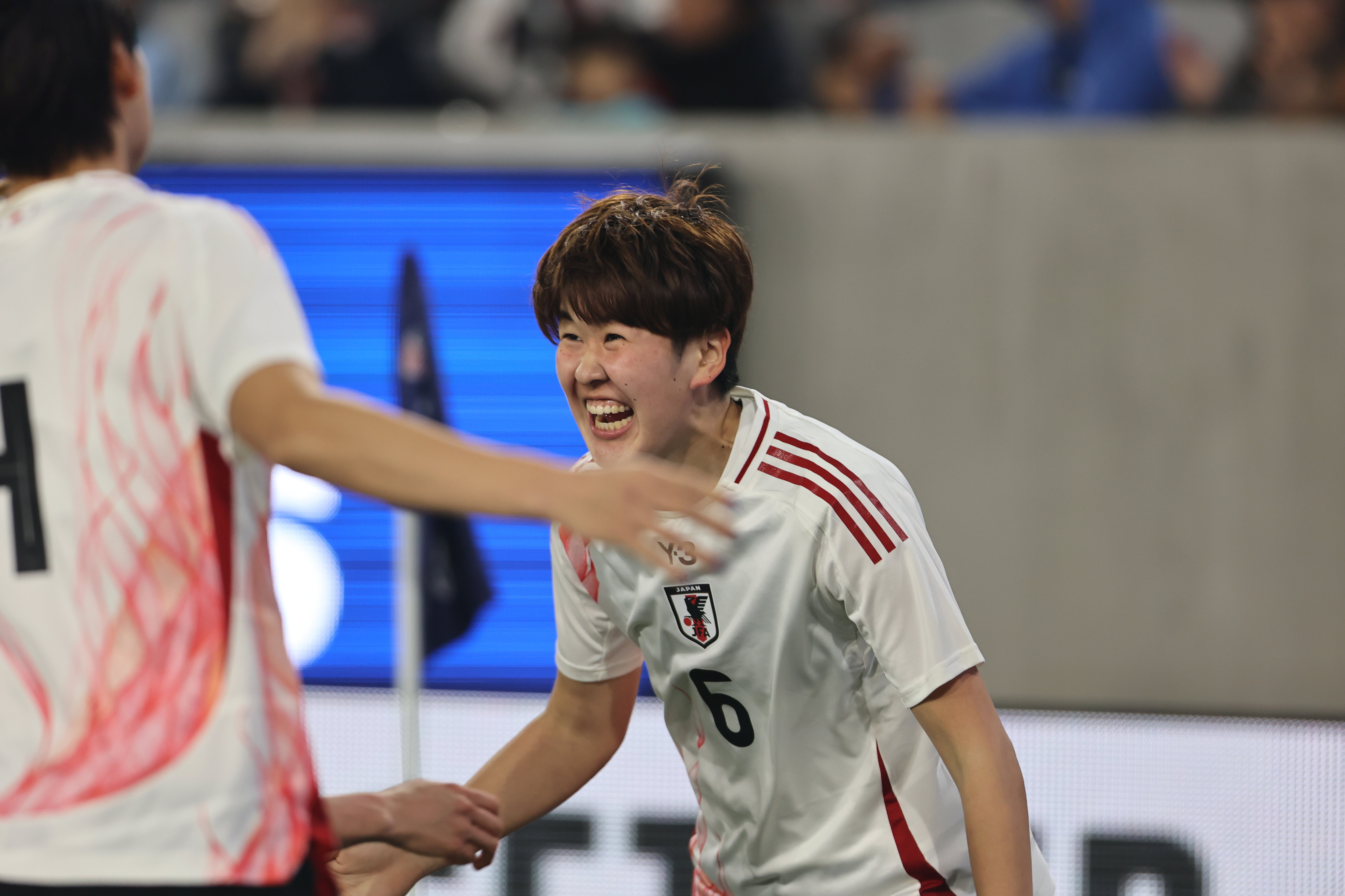 Toko Koga na haar goal voor Japan
