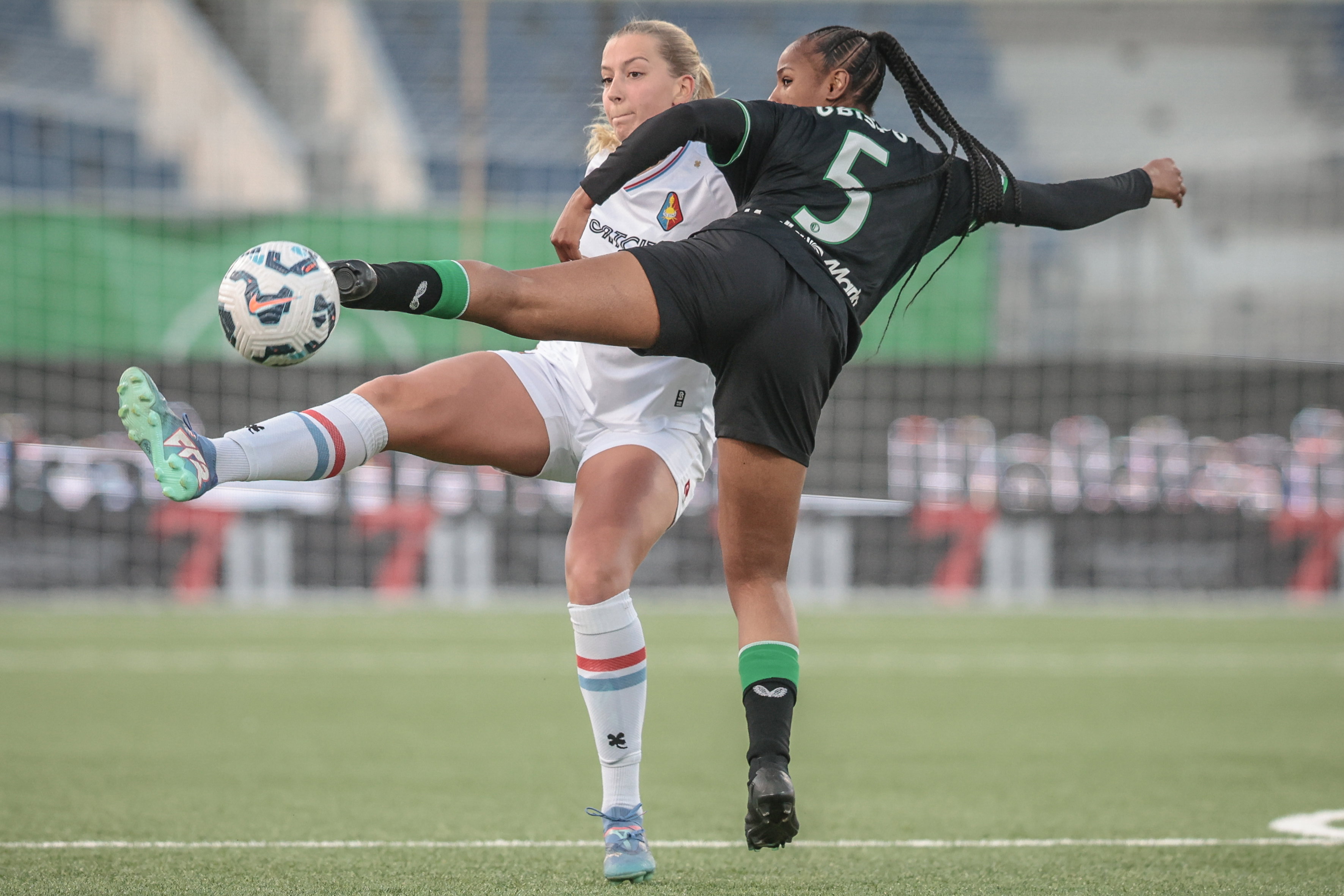 Jannette van Belen (Telstar) in duel met Celainy Obispo (Feyenoord)