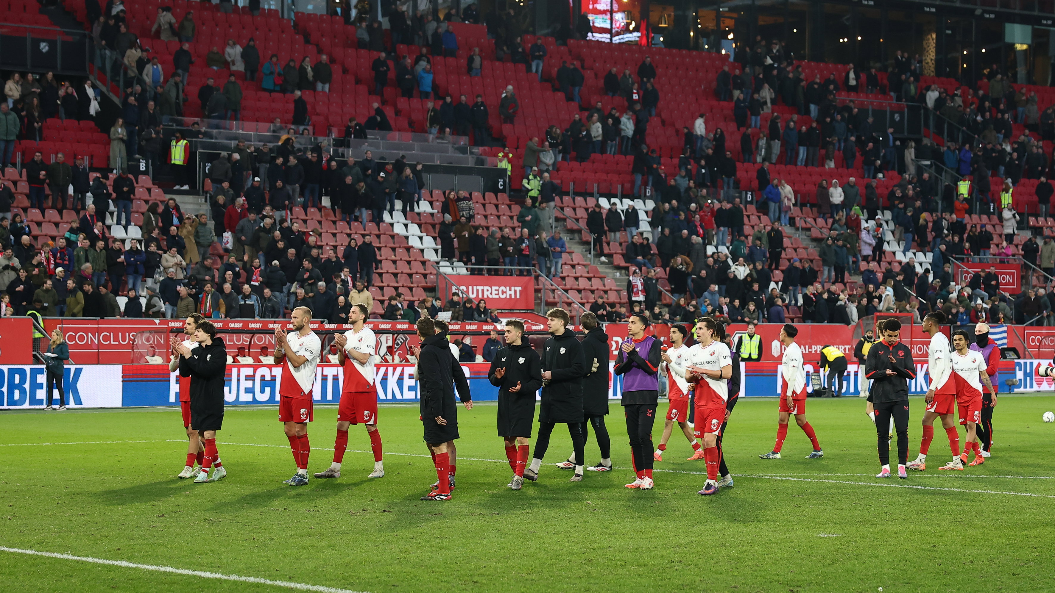 FC Utrecht bedankt het publiek na de overwinning op NAC Breda