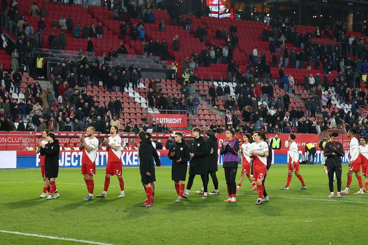 FC Utrecht bedankt het publiek na de overwinning op NAC Breda