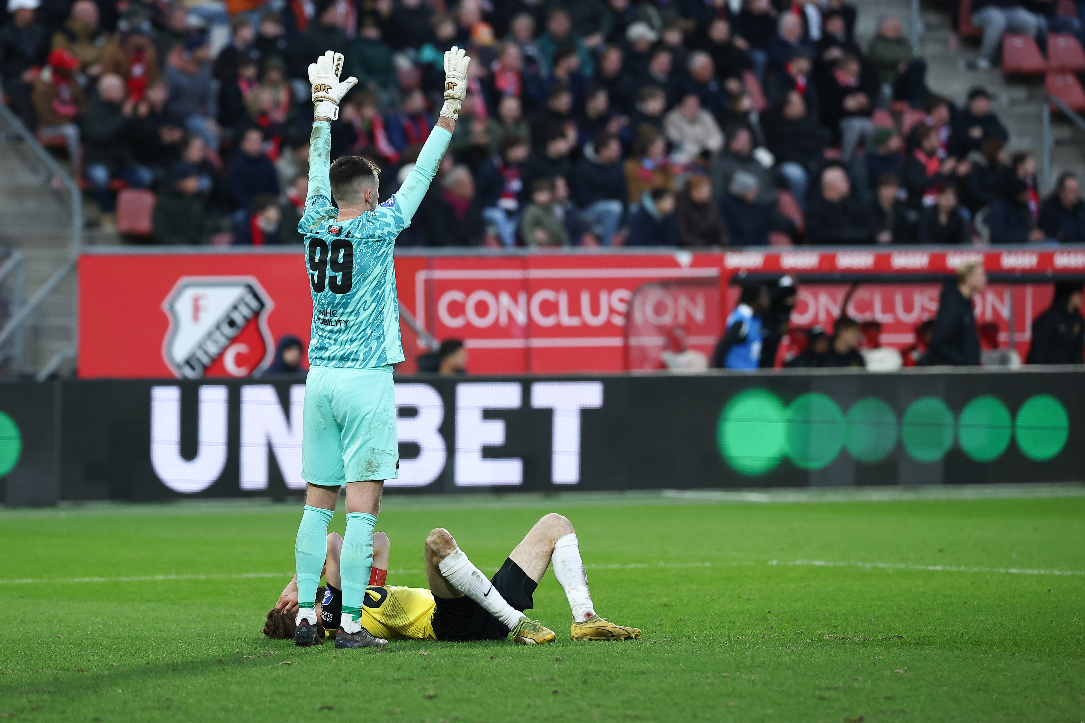 Jan Van den Bergh geblesseerd op de grond