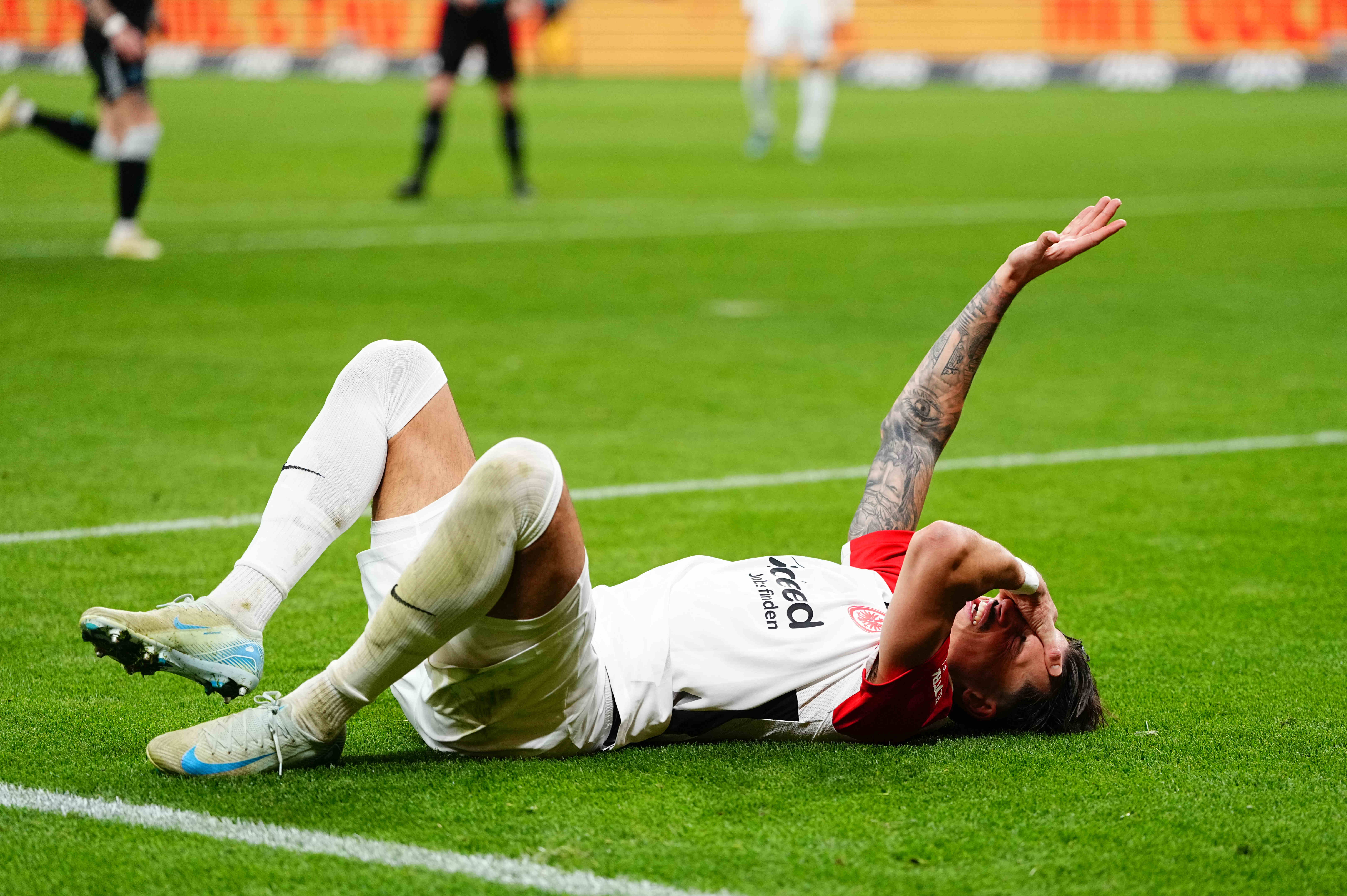 Robin Koch raakte tegen Bayer Leverkusen geblesseerd