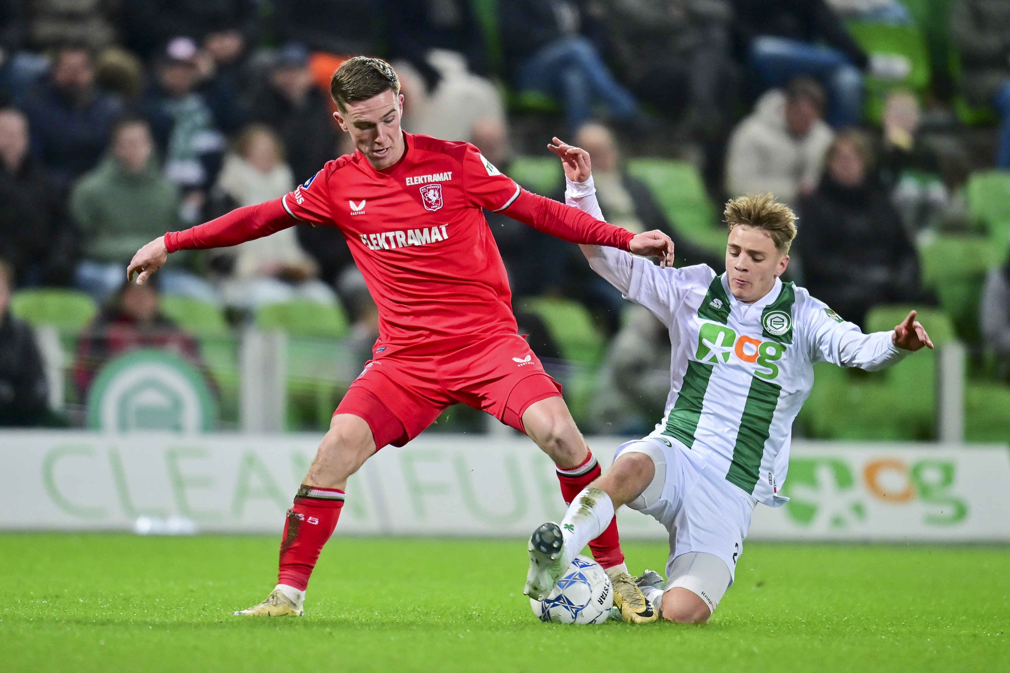 Wouter Prins zet een tackle in op Daan Rots