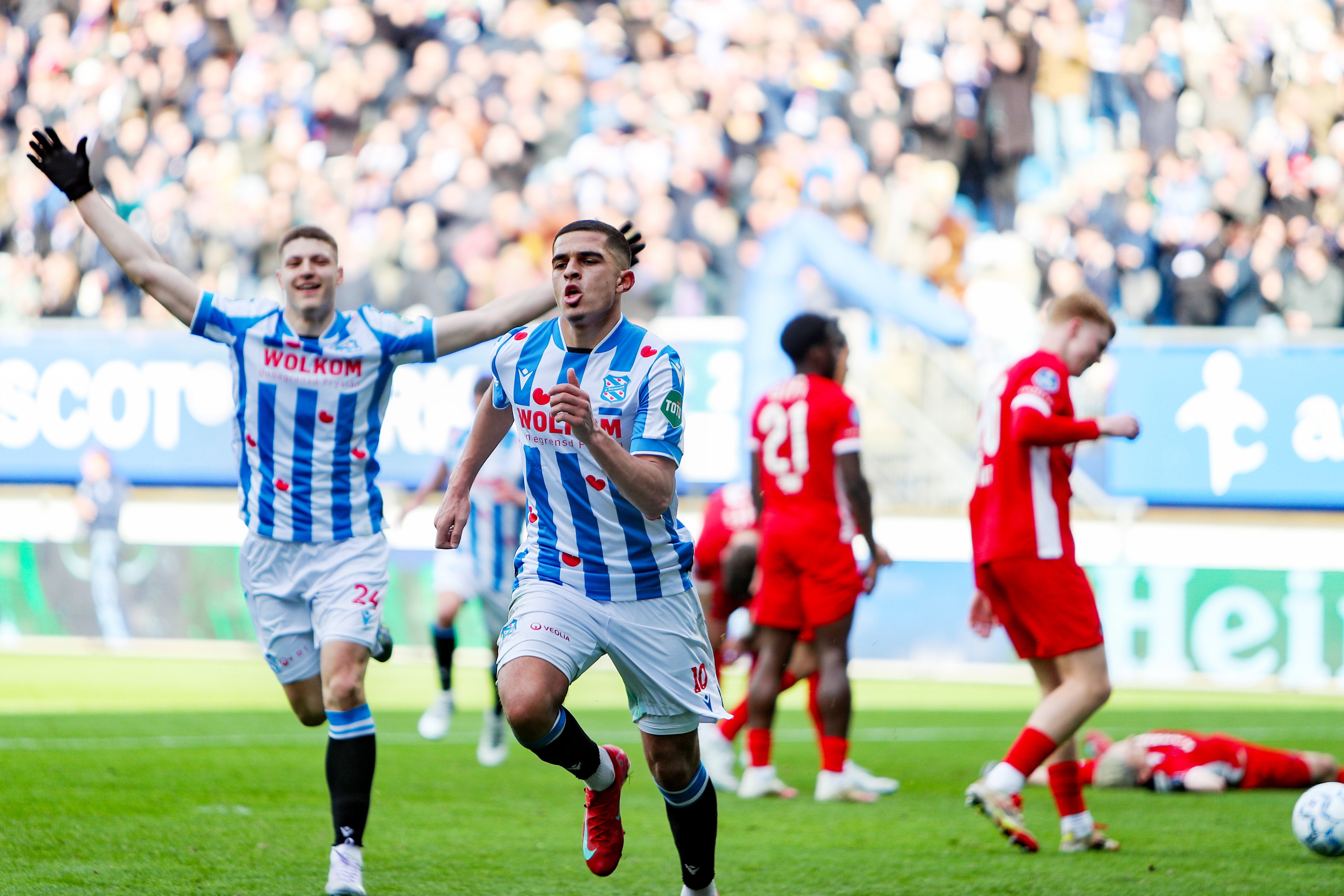 Ilias Sebaoui na zijn goal tegen AZ, Milos Lukovic in de achtergrond