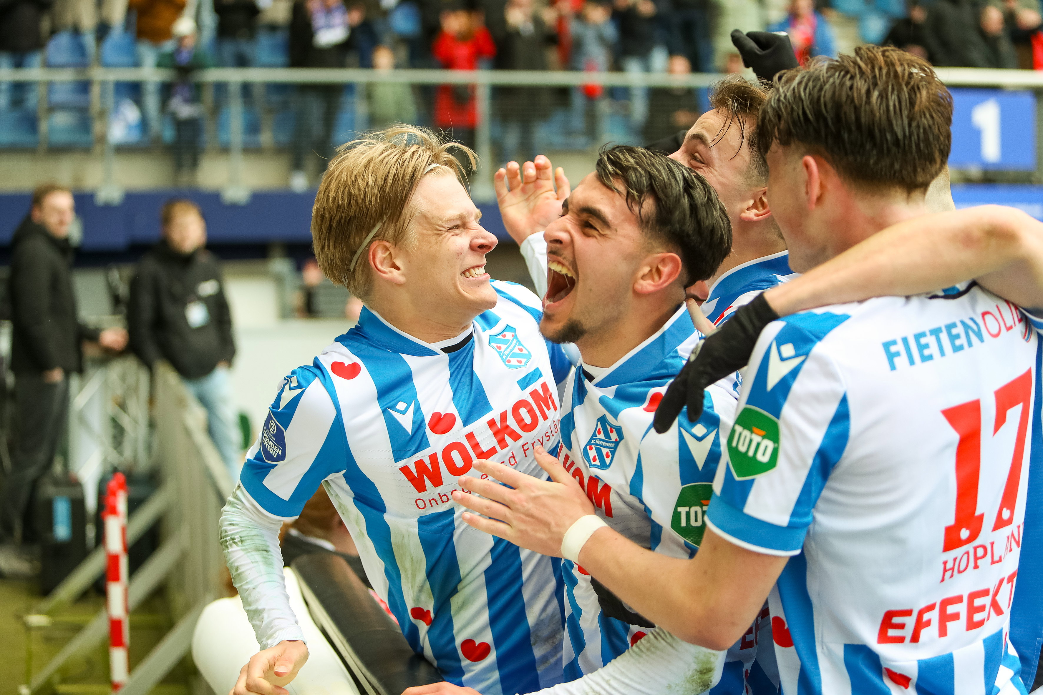 SC Heerenveen viert een treffer tegen AZ