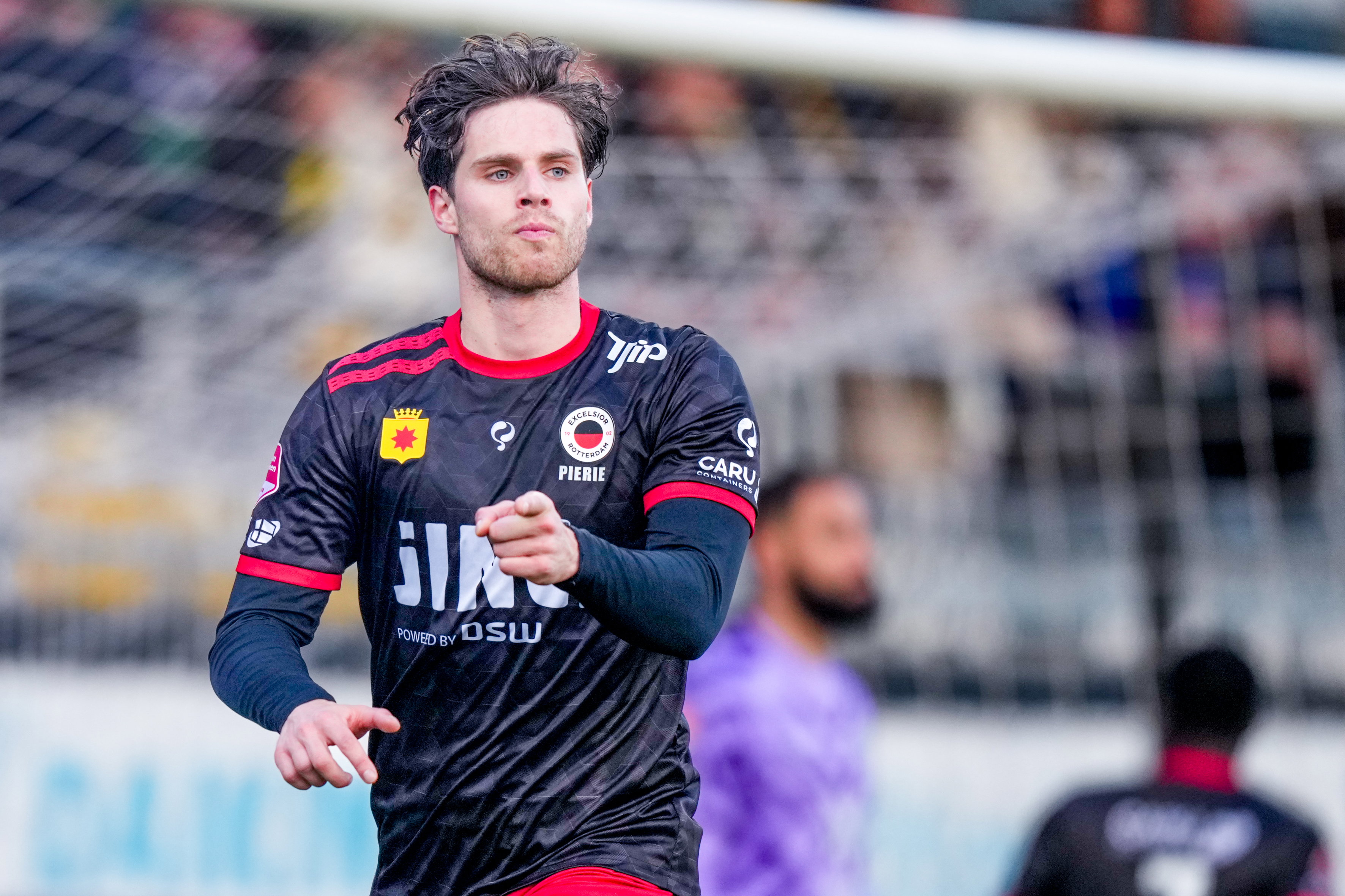 Kik Pierie juicht na een treffer voor Excelsior