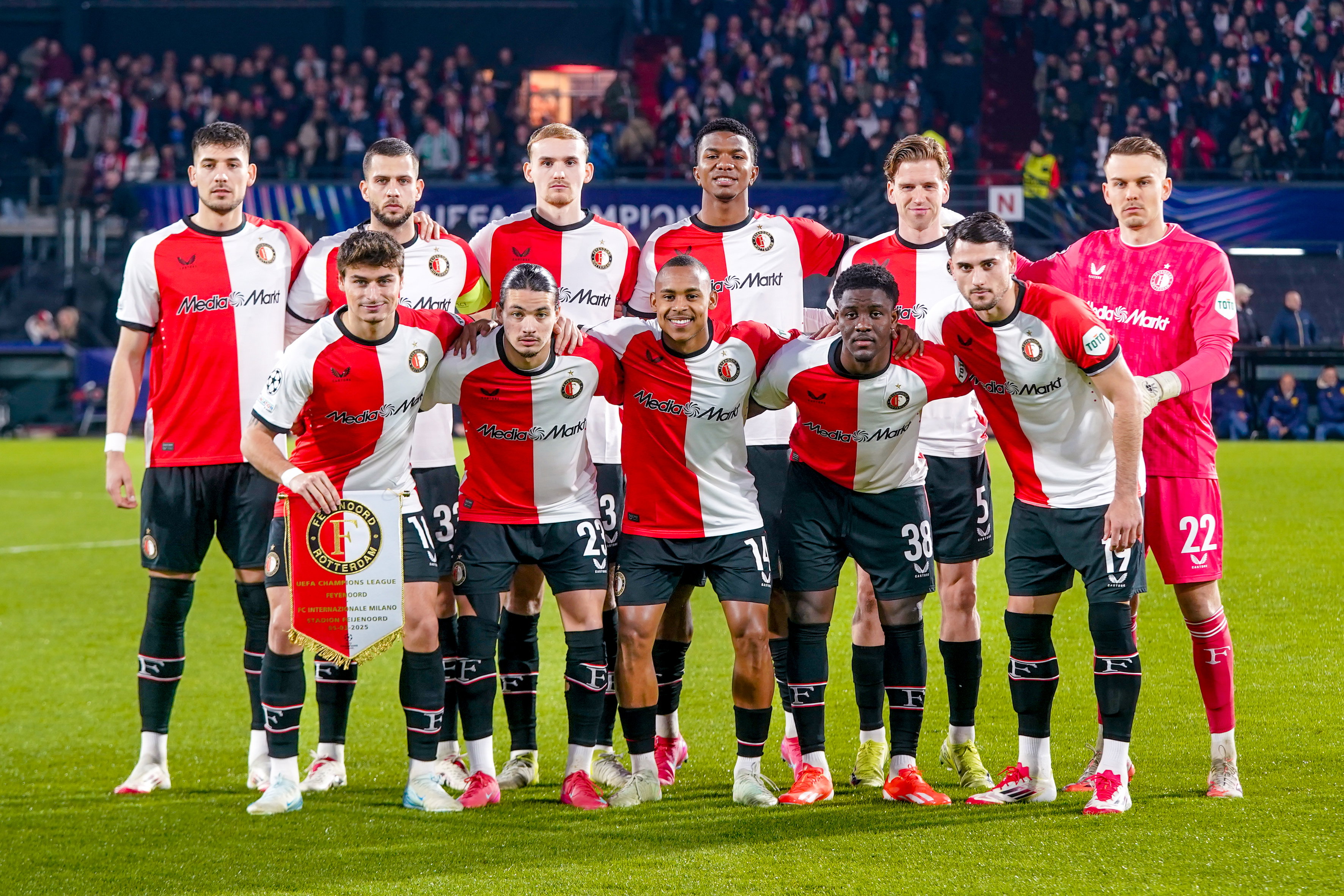 Het elftal van Feyenoord voorafgaand aan de thuiswedstrijd tegen Inter