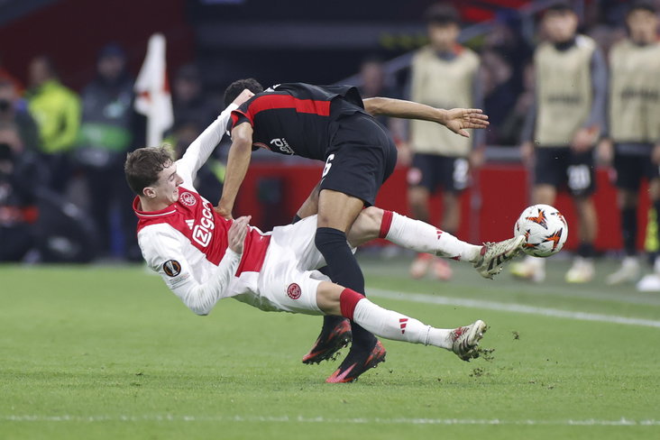 Youri Baas gaat onderuit tegen Eintracht Frankfurt