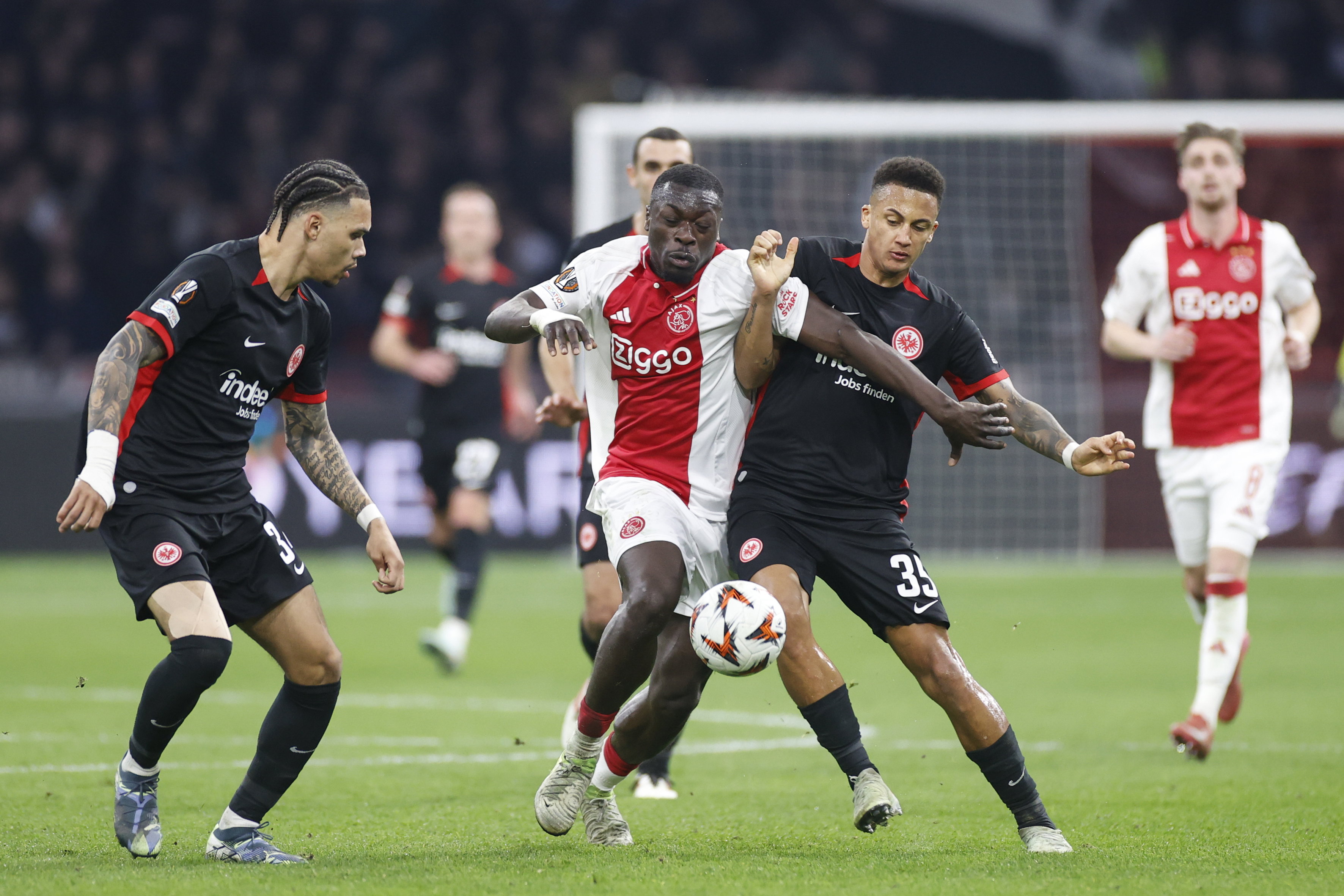 Brian Brobbey in gevecht om de bal met Eintracht Frankfurt-spelers