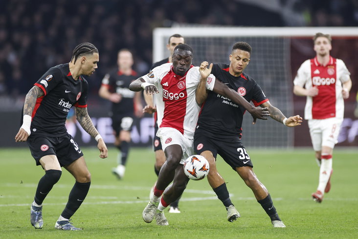 Brian Brobbey in gevecht om de bal met Eintracht Frankfurt-spelers