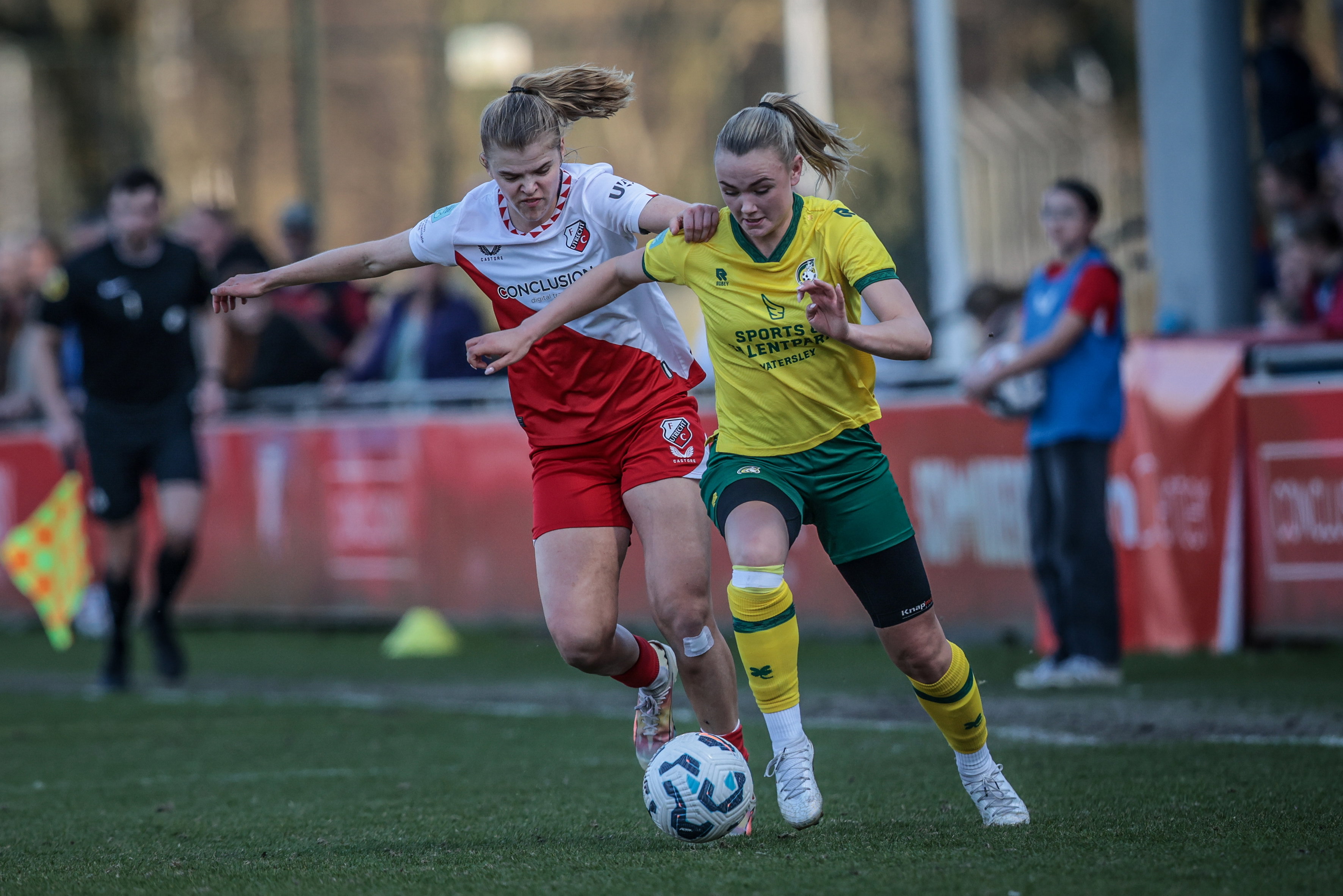 Dieke van Straten (FC Utrecht) en Isa Dekker (Fortuna Sittard) in duel