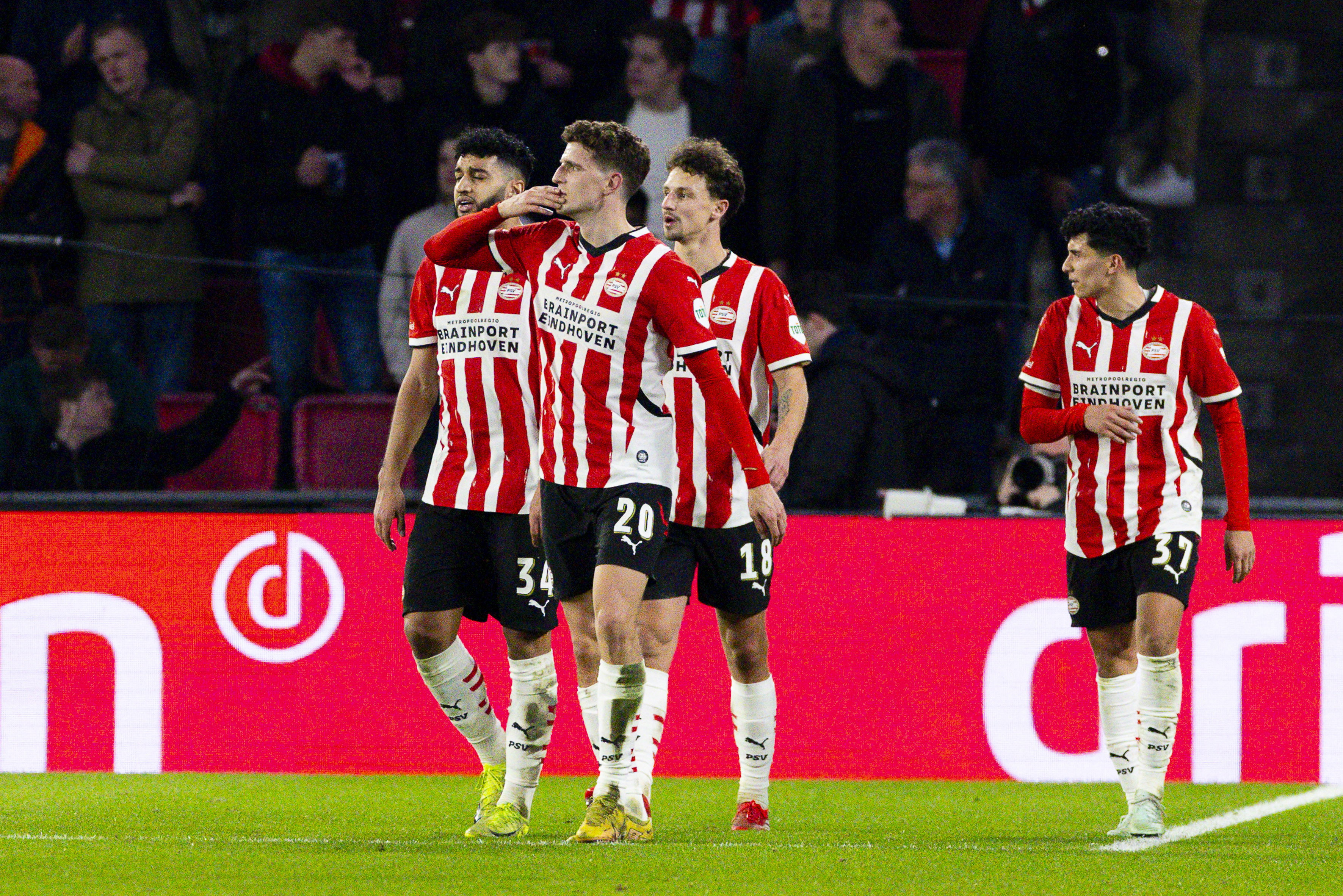Guus Til juicht na zijn doelpunt tegen SC Heerenveen