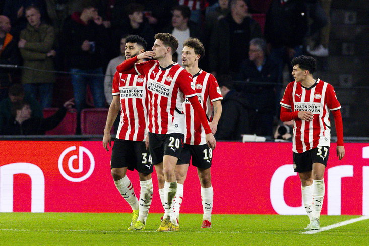 Guus Til juicht na zijn doelpunt tegen SC Heerenveen