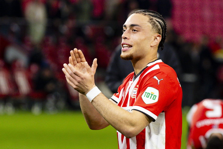 Sergiño Dest klapt richting de PSV-supporters