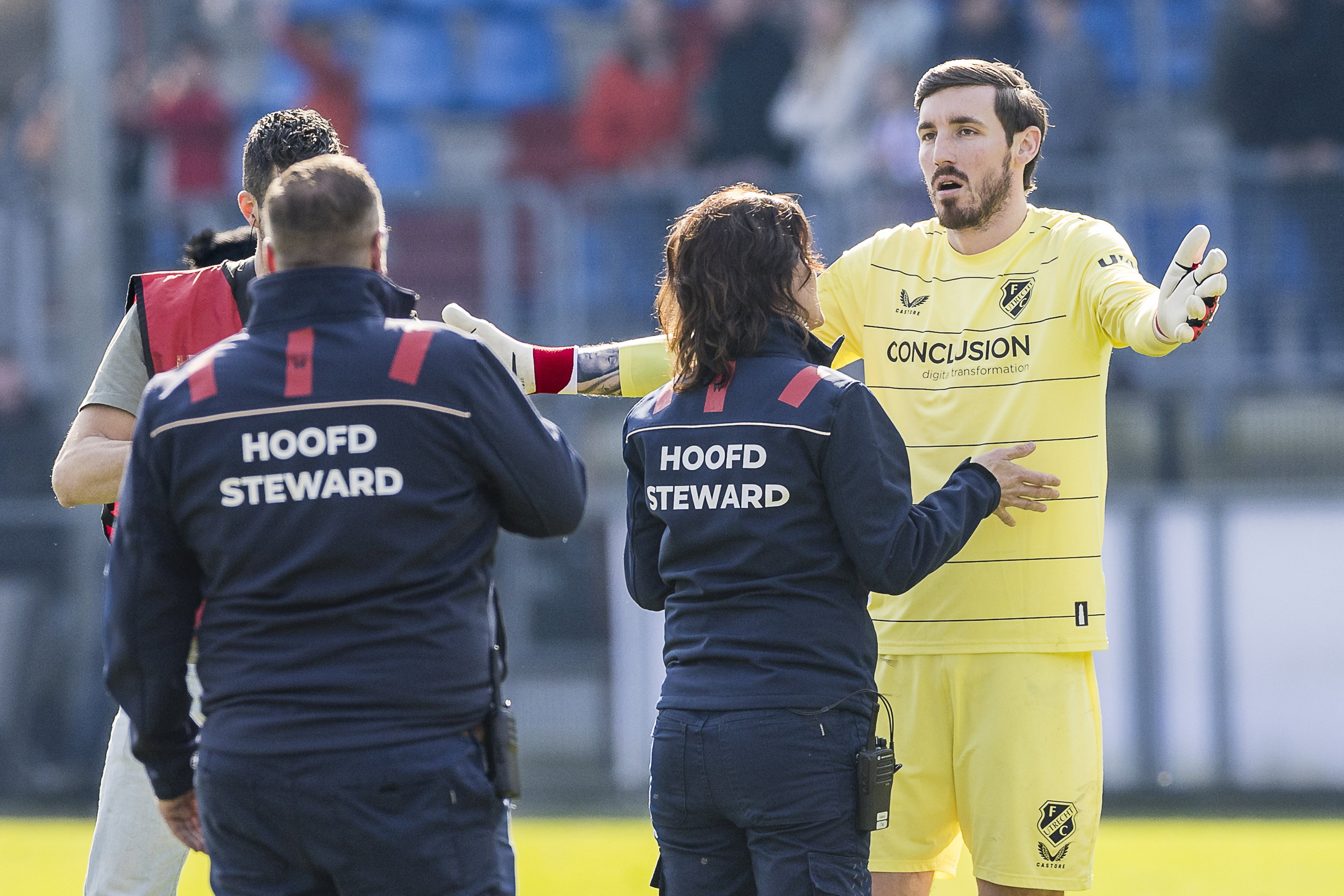 Vasilis Barkas wordt tegengehouden door de stewards