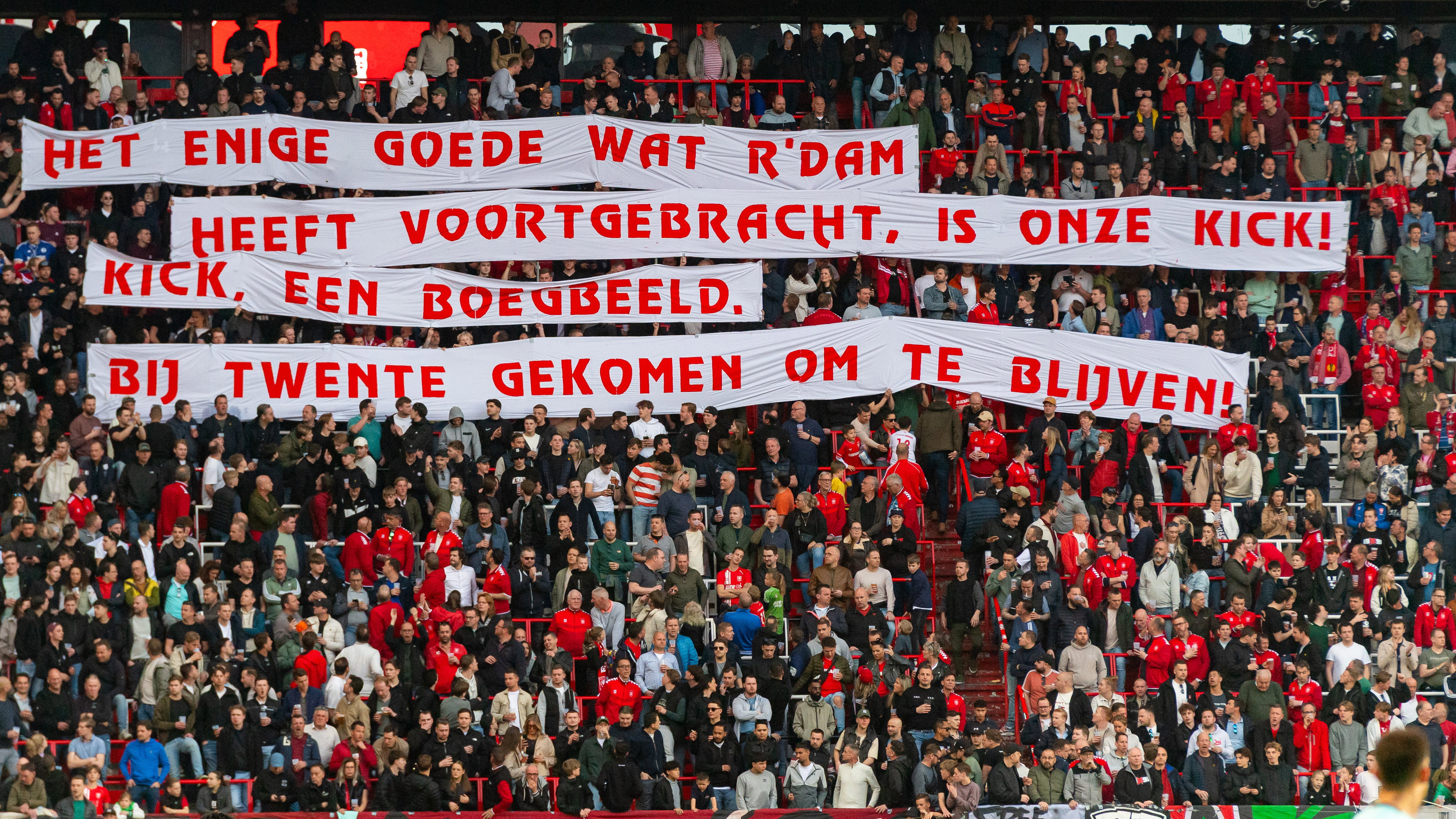 Vak-P toont spandoeken voor Kick van der Vall