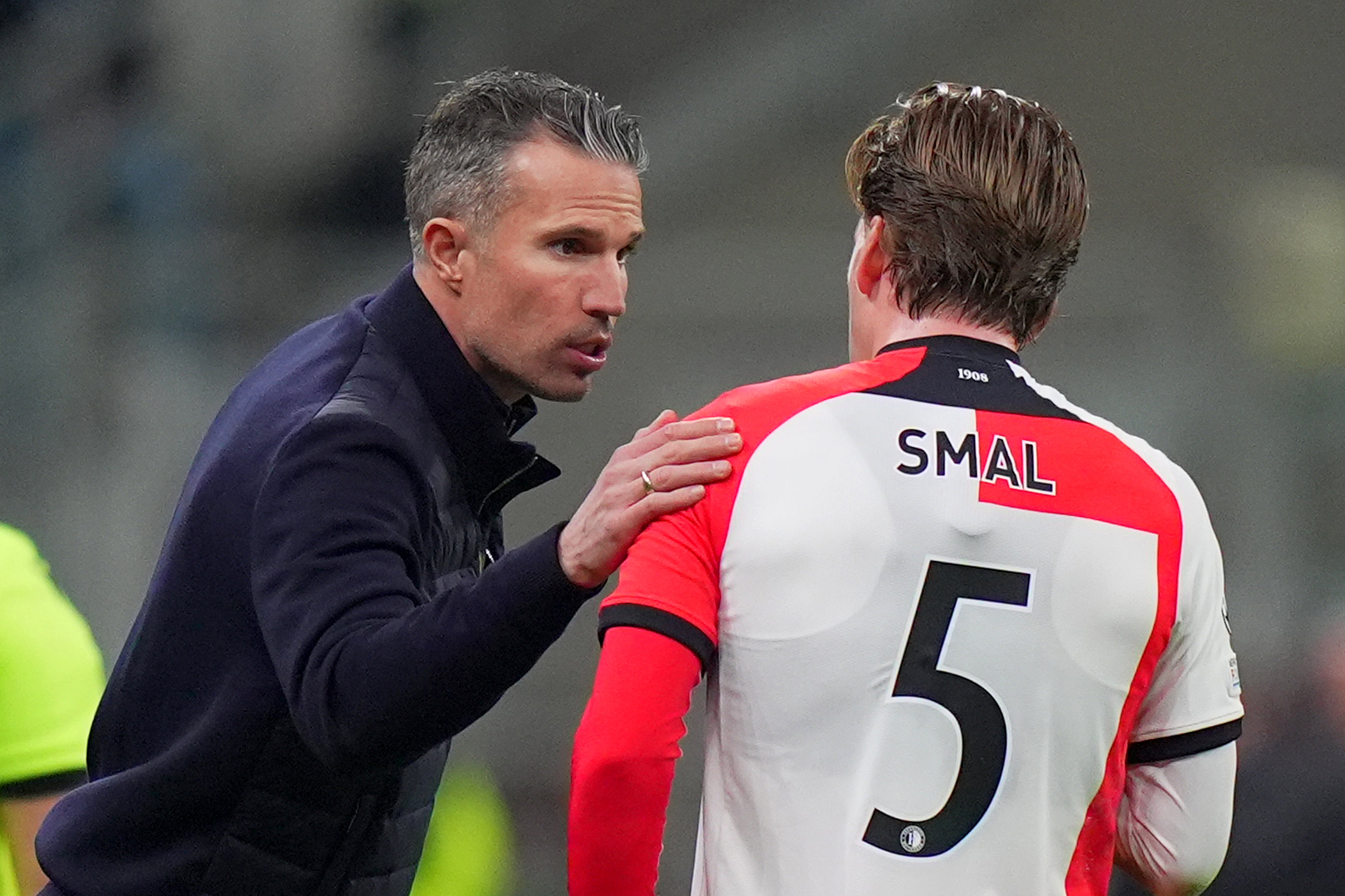 Robin van Persie praat met Gijs Smal