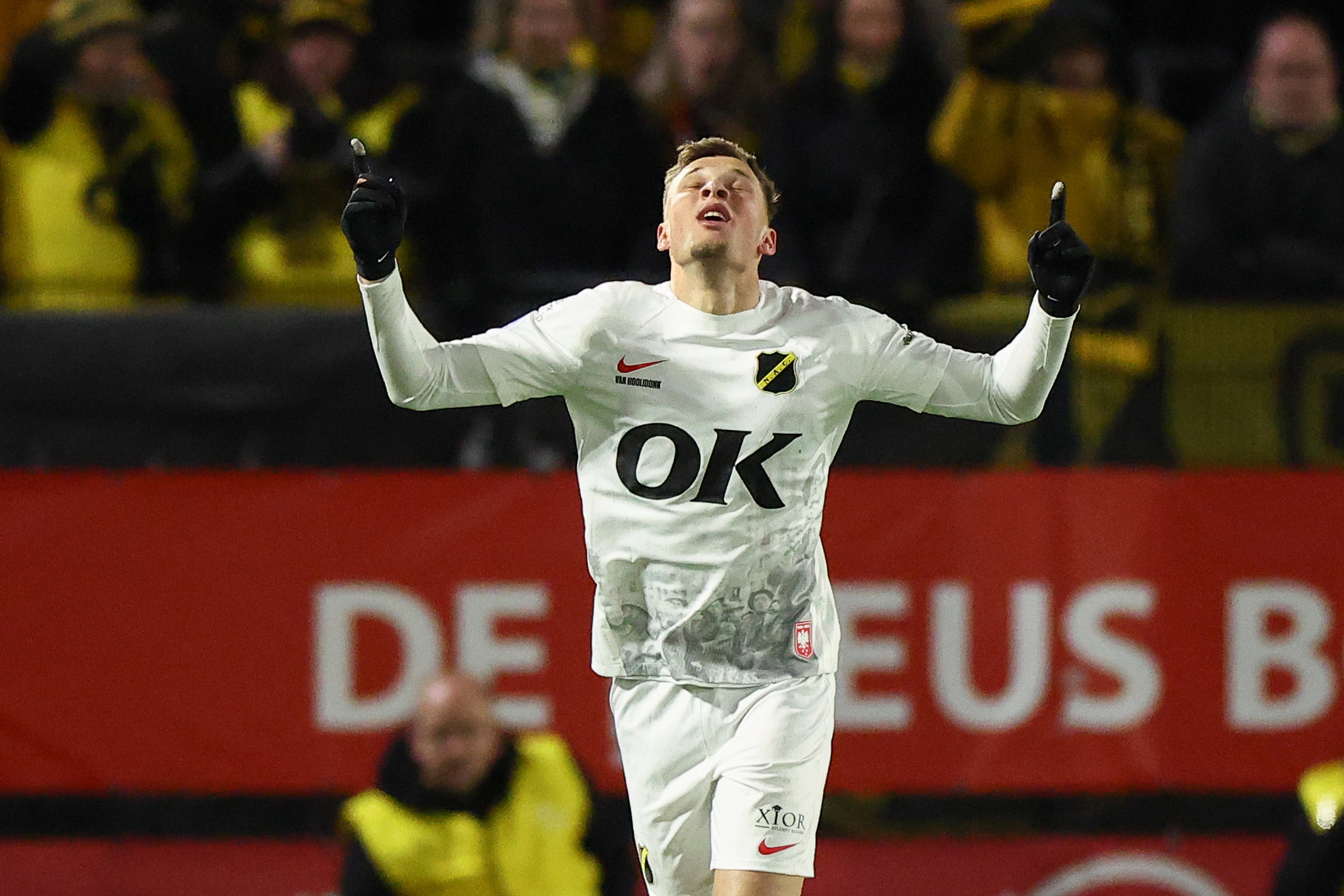 Sydney van Hooijdonk juicht na zijn doelpunt tegen Almere City FC