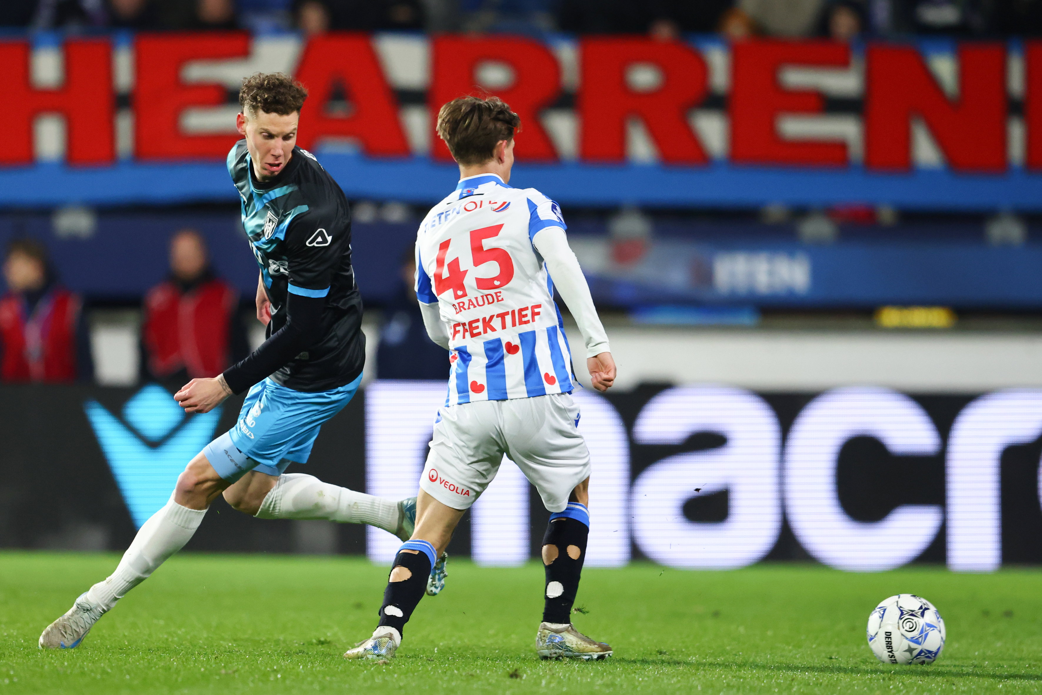 Oliver Braude in actie tegen Heracles Almelo