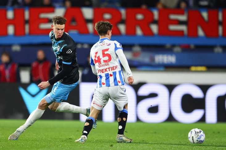 Oliver Braude in actie tegen Heracles Almelo