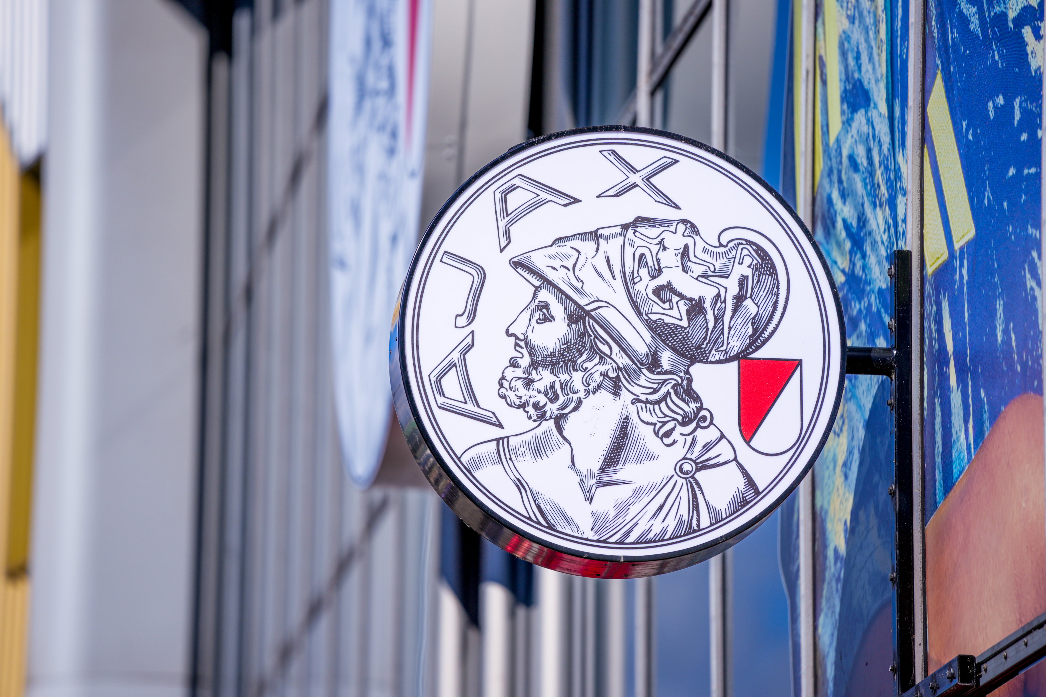 Het logo van Ajax bij de Johan Cruijff ArenA