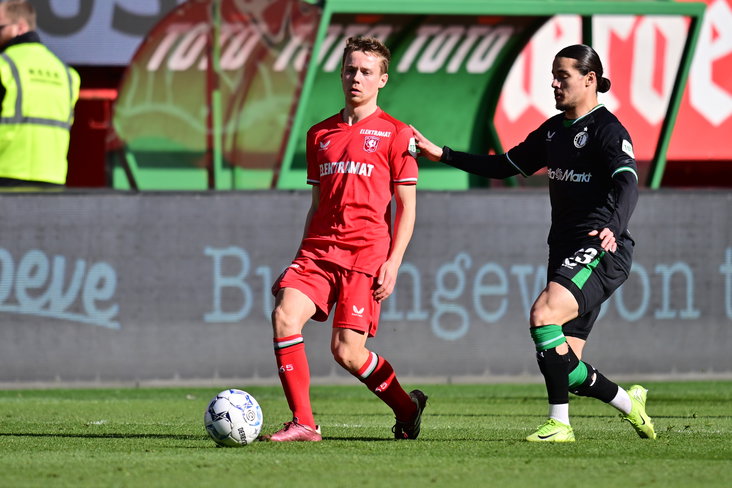 Mathias Kjølø aan de bal tegen Feyenoord