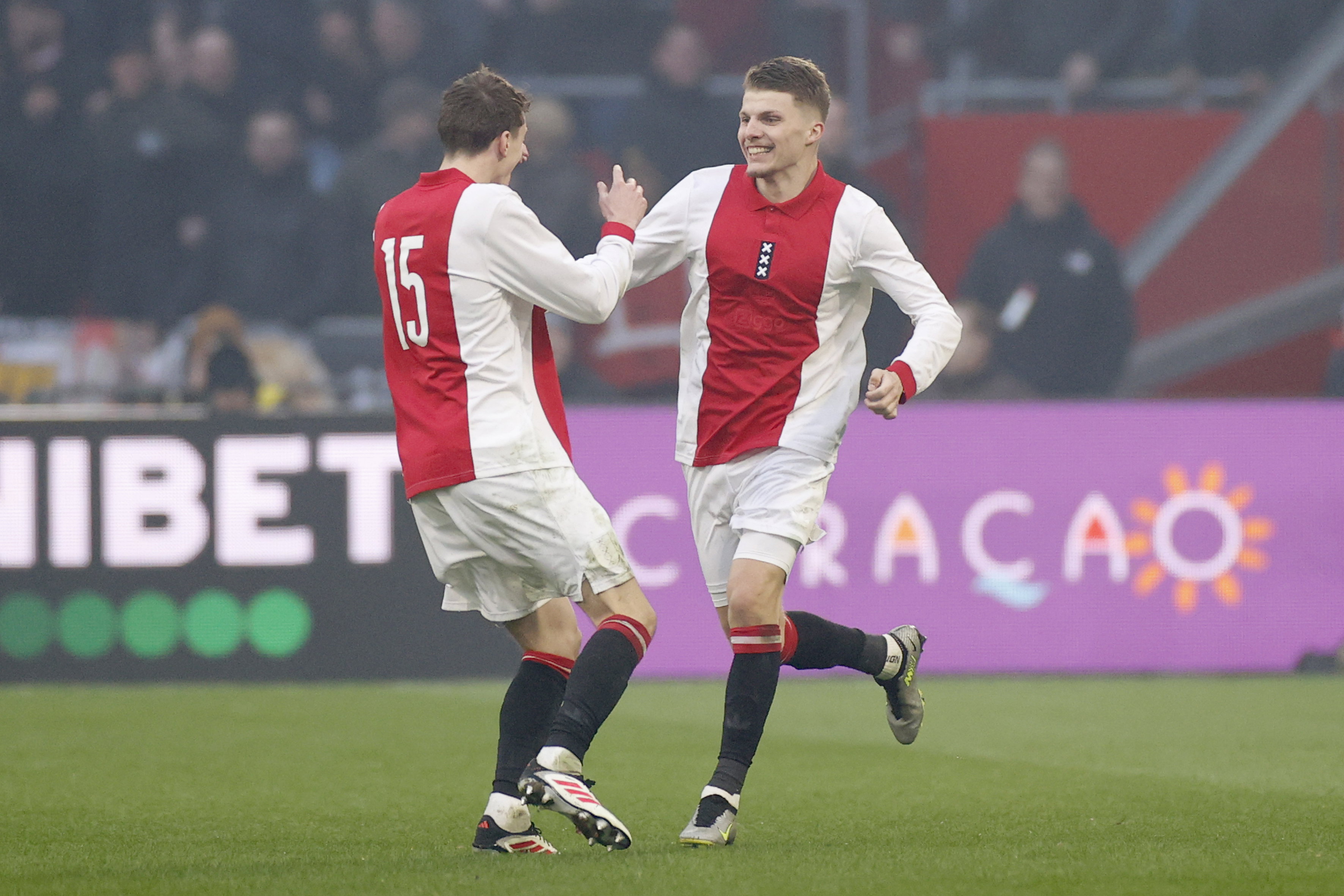 Anton Gaaei is blij na zijn goal in de Arena