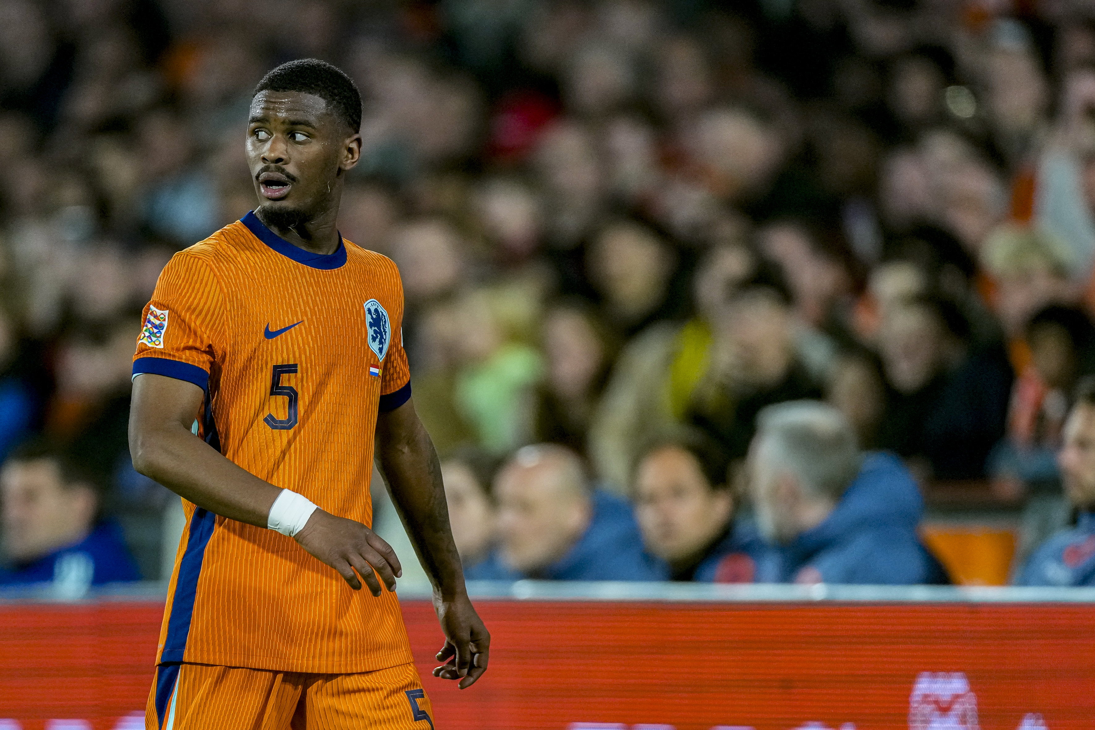 Jorrel Hato druipt af na zijn rode kaart tegen Spanje