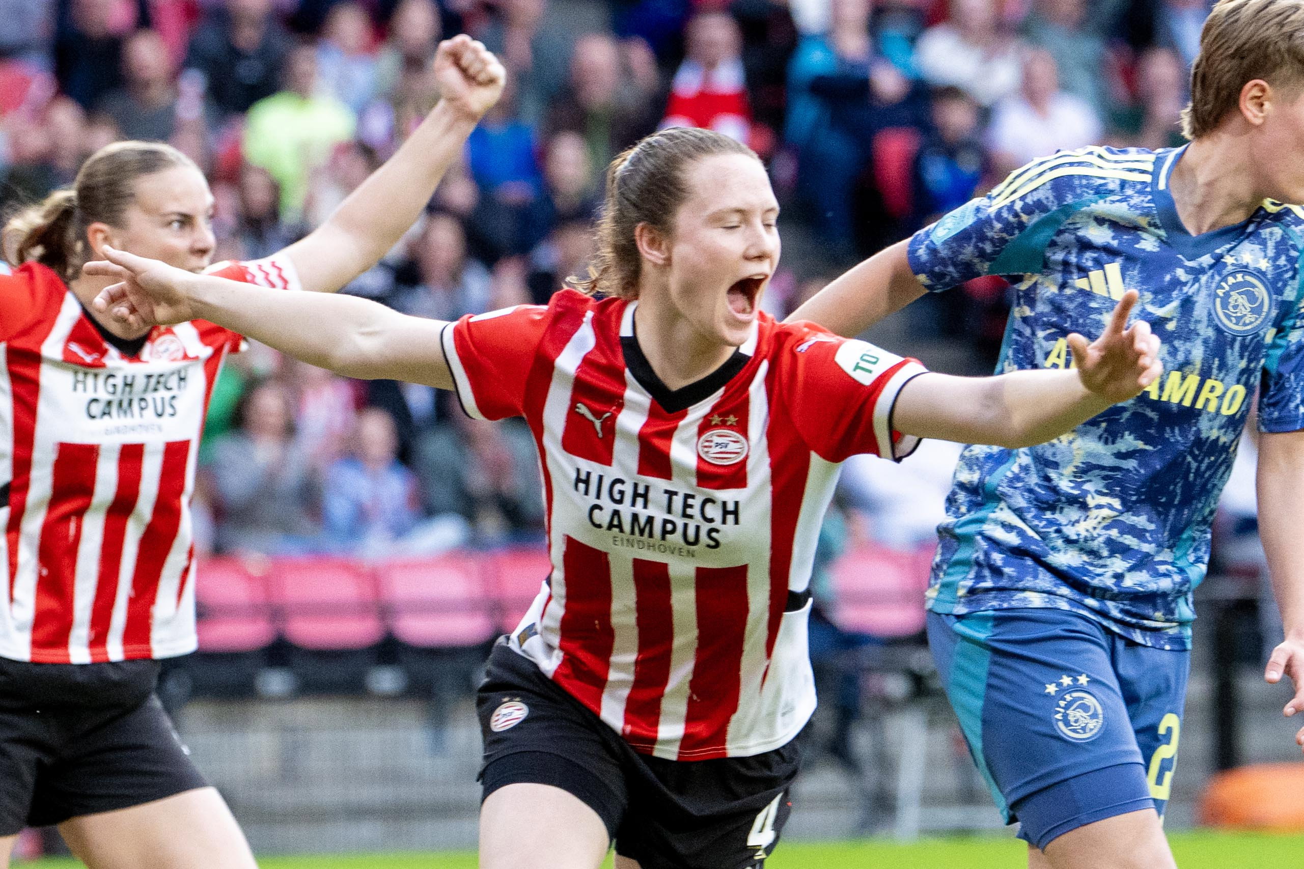 Veerle Buurman (PSV) juicht na haar goal tegen Ajax