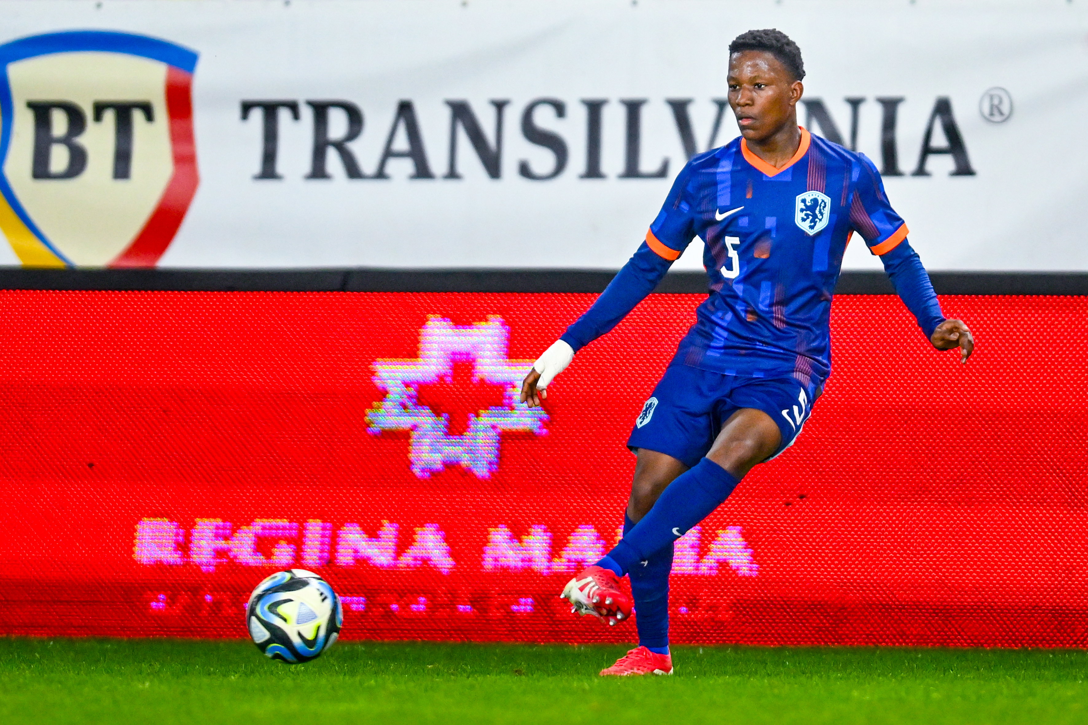 Lucas Jetten in actie voor Jong Oranje