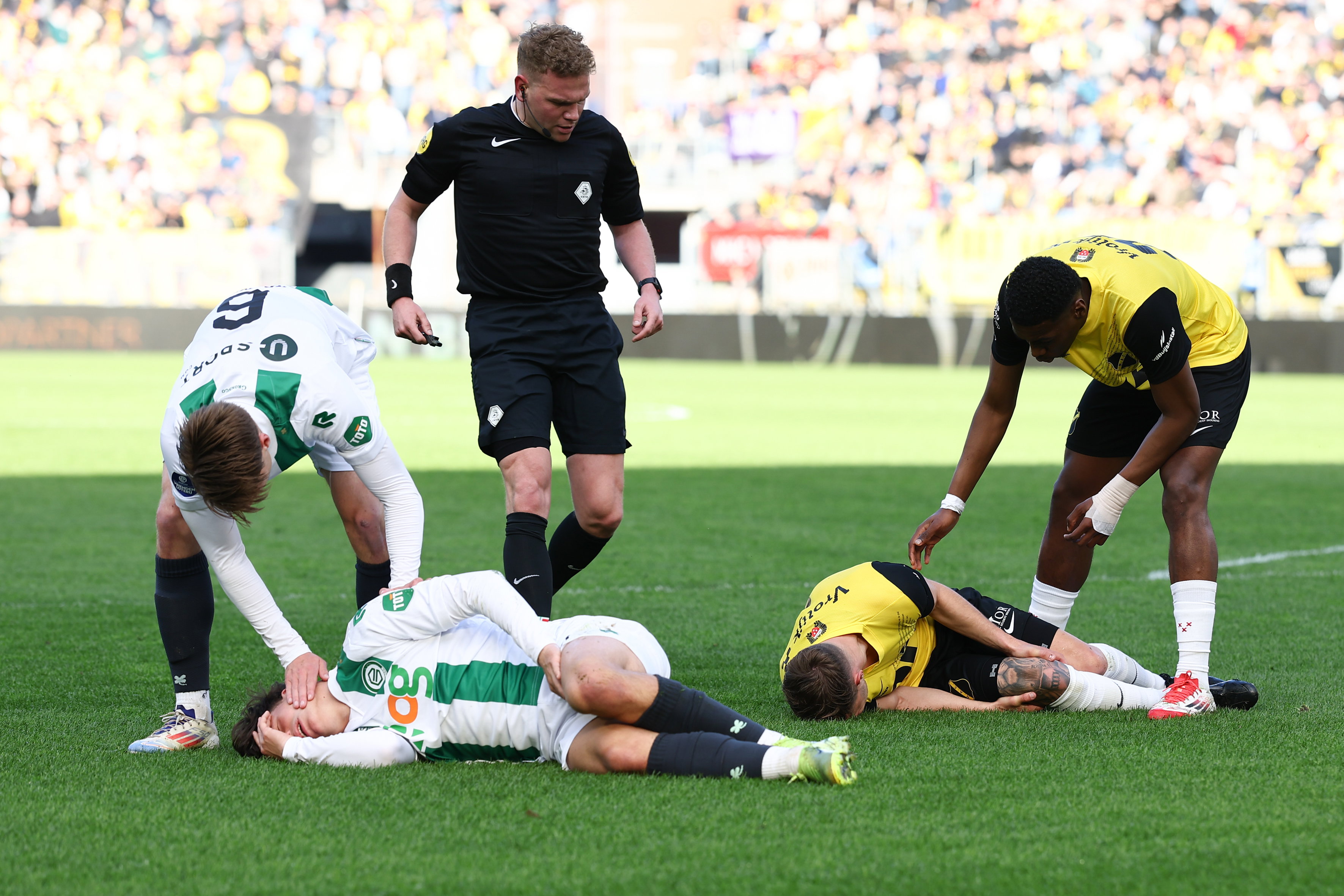 Boyd Lucassen ligt geblesseerd op het veld