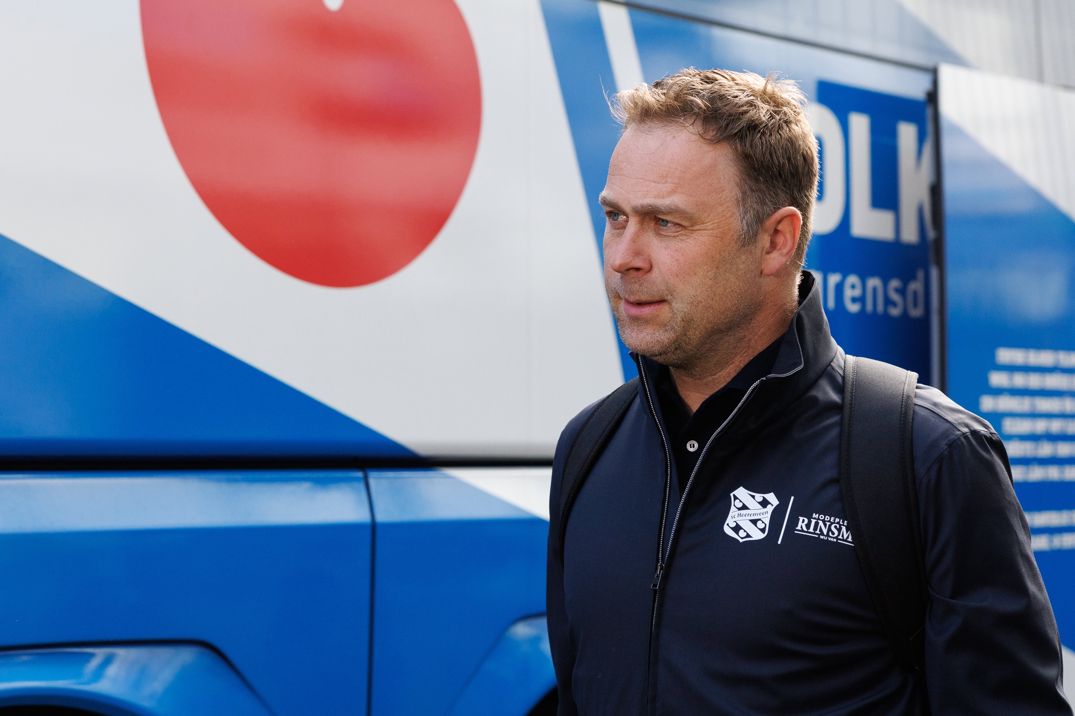 Robin Veldman bij de spelersbus van SC Heerenveen