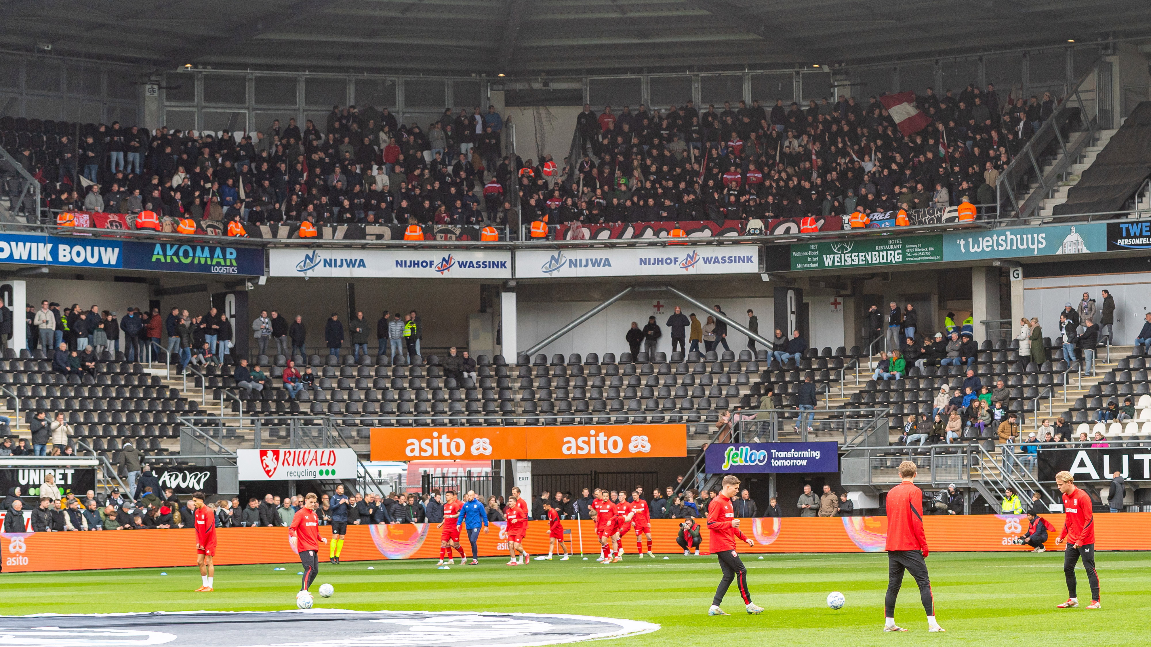 Het uitvak met FC Twente-supporters in Almelo
