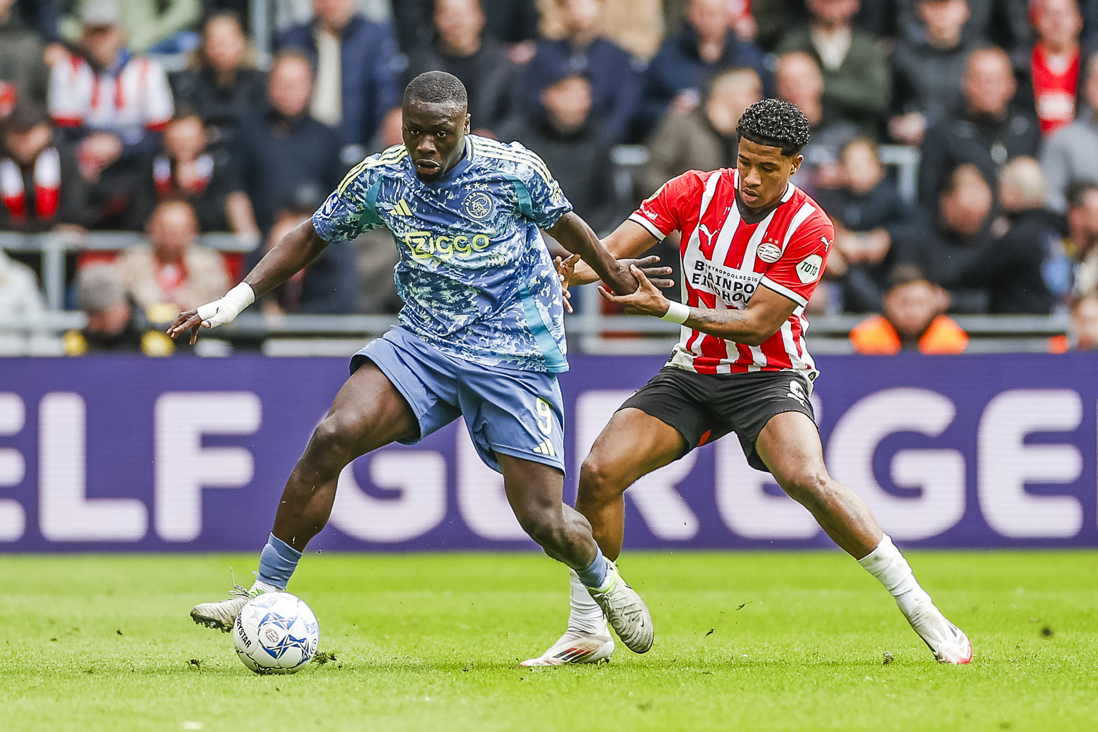 Ryan Flamingo in duel met Brian Brobbey
