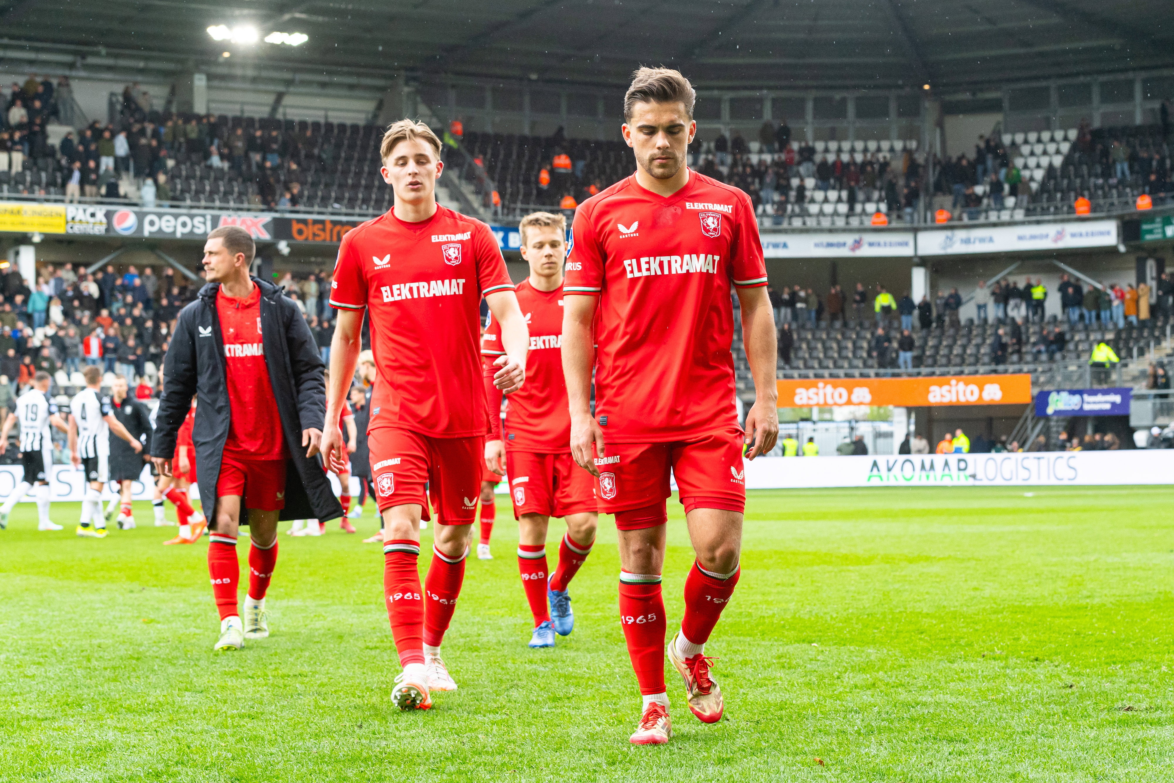 Bart van Rooij en Max Bruns balen na het verlies tegen Heracles Almelo