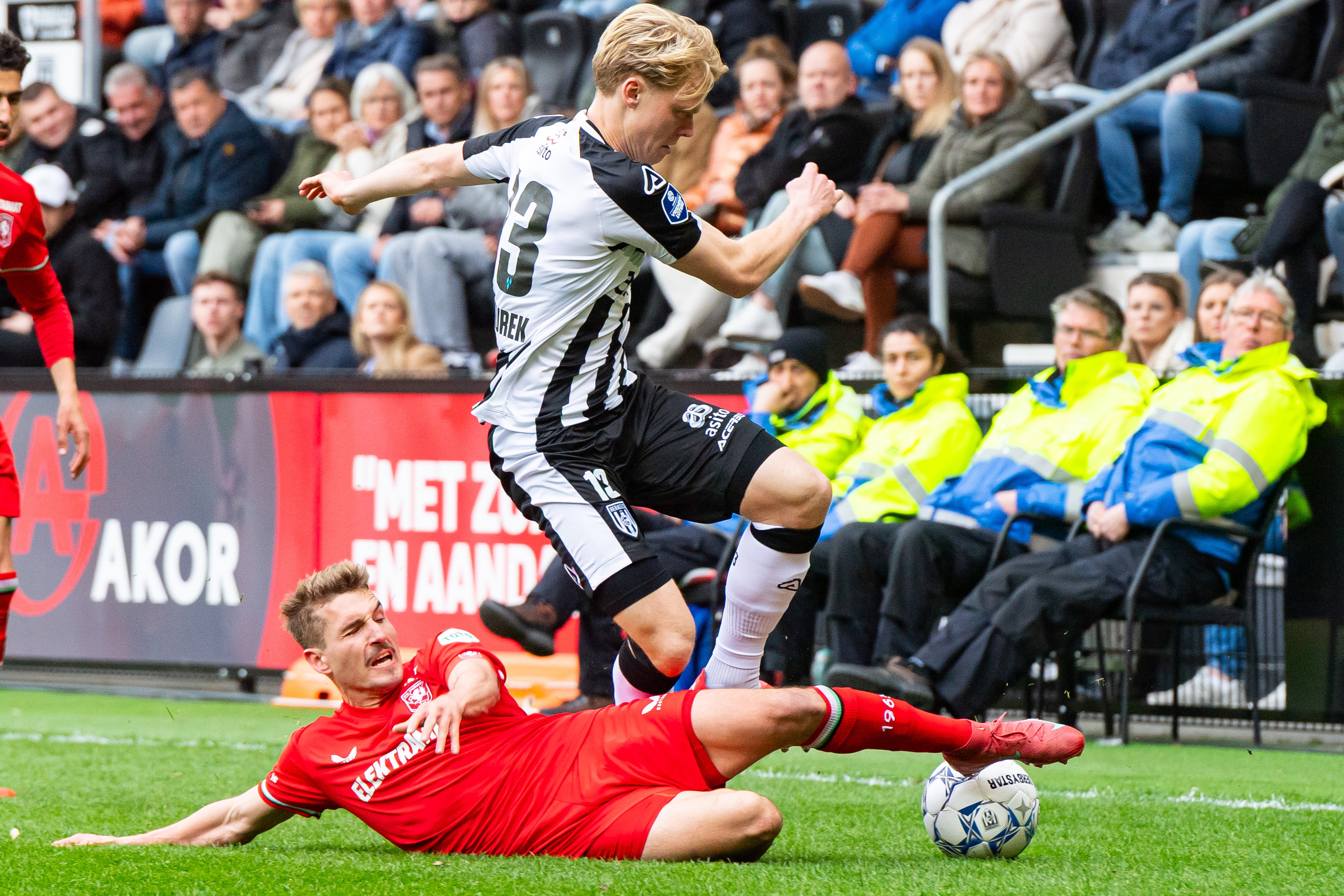 Michal Sadilek gaat een duel aan