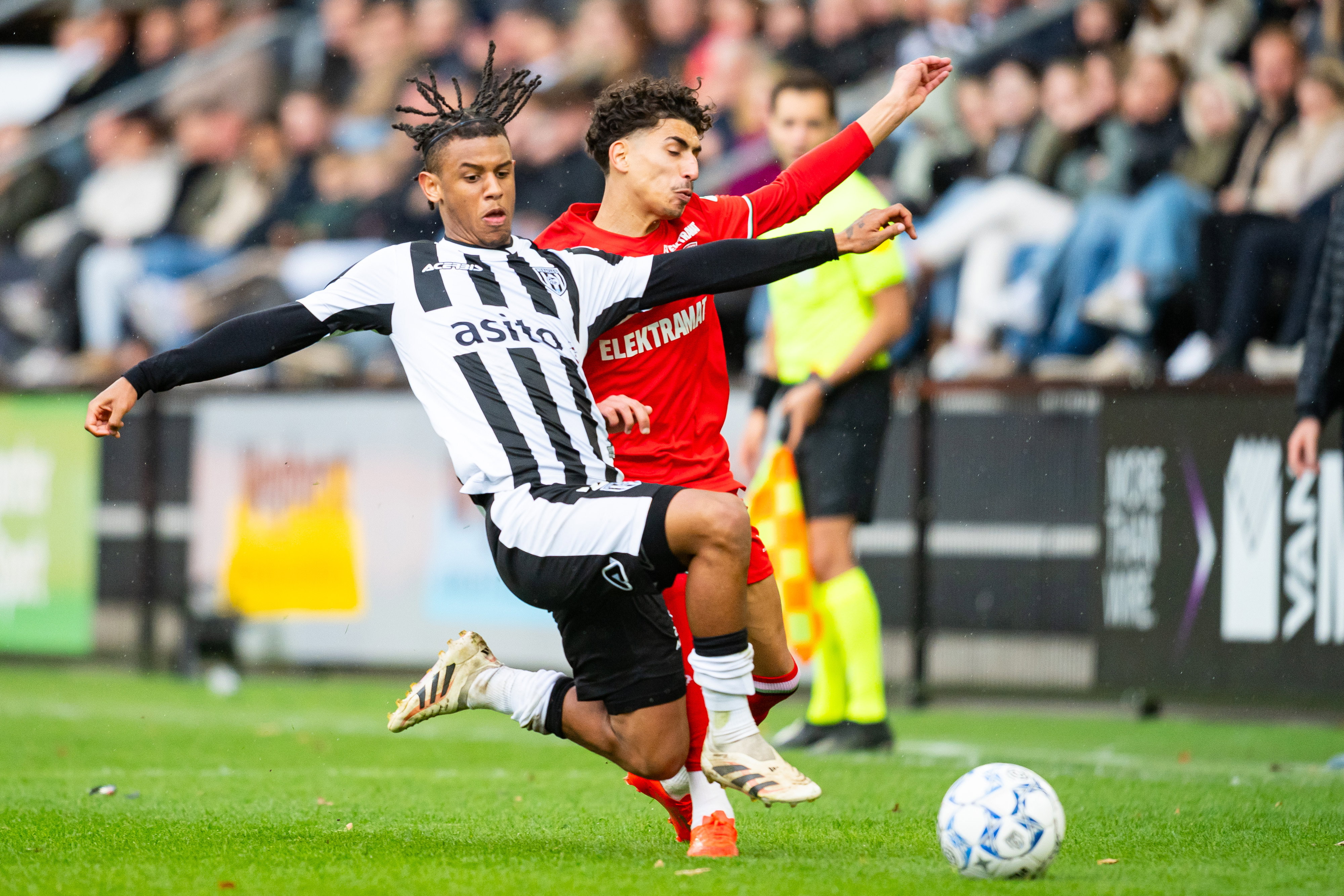Mimeirhel Benita in duel met Younes Taha