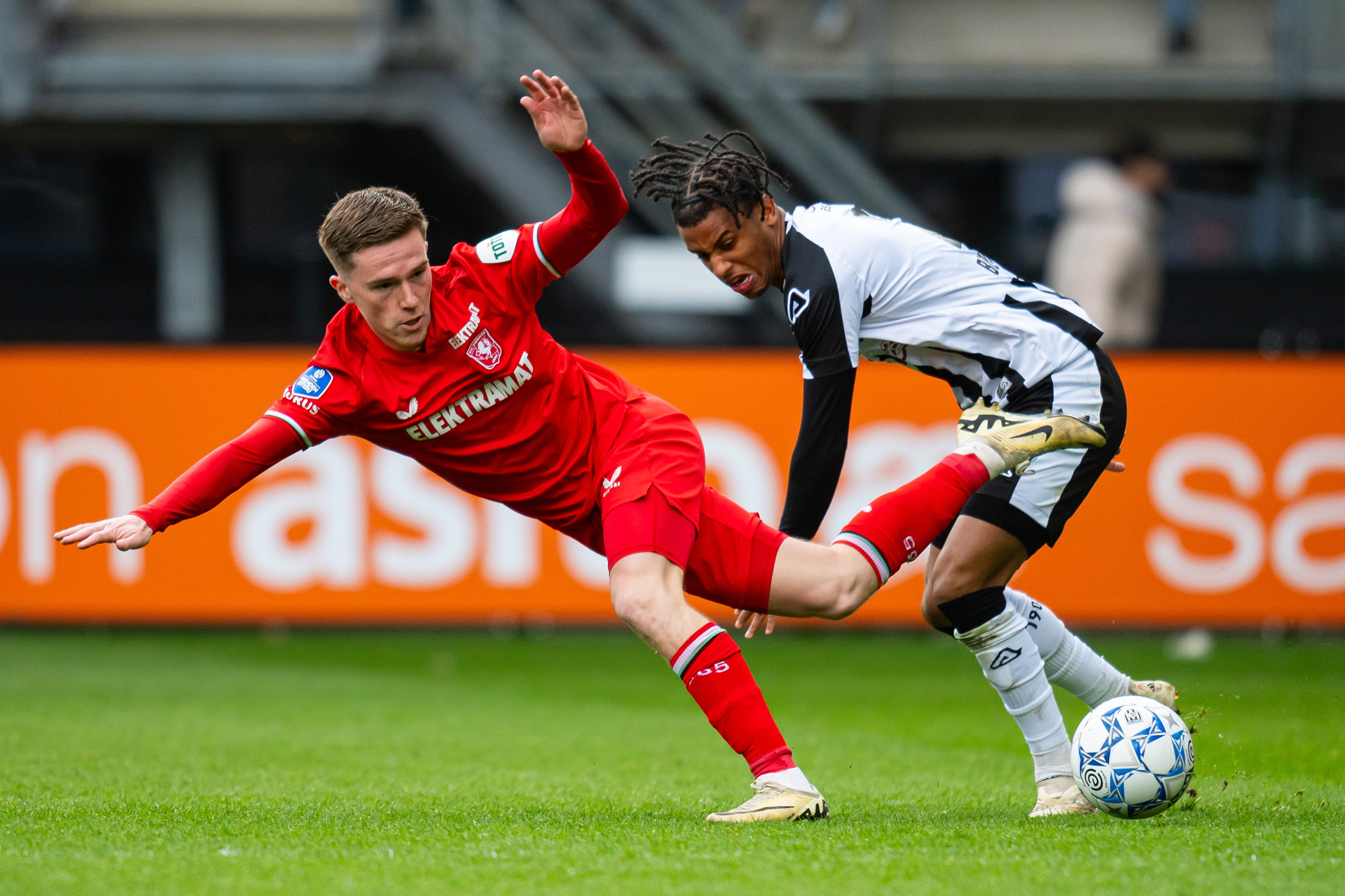 Daan Rots in actie tegen Heracles Almelo