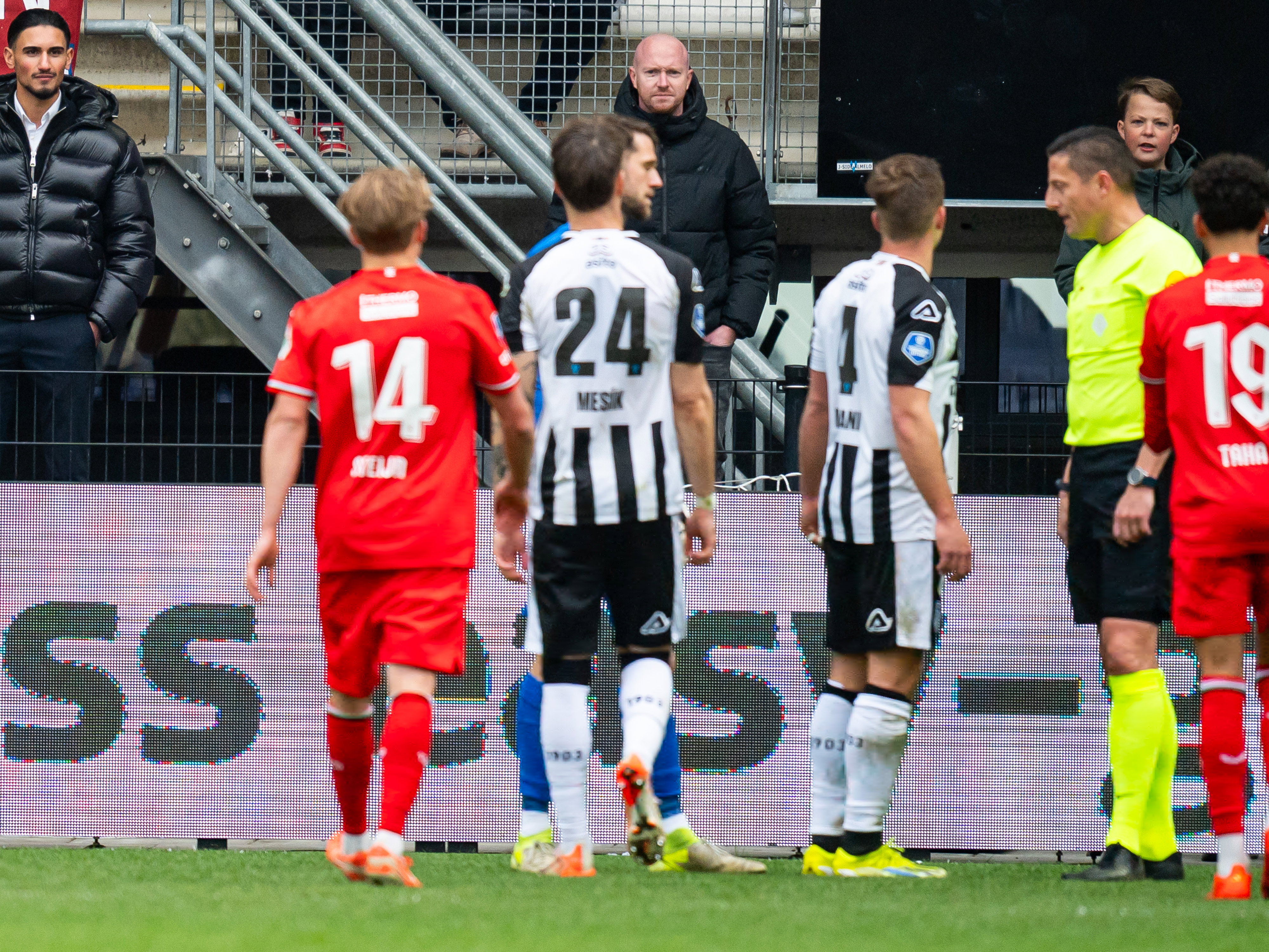 Sem Steijn krijgt te maken met een Heracles-supporter