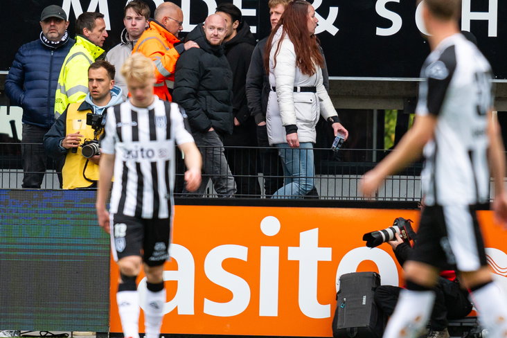 De Heracles-supporter wordt afgevoerd