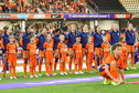 De speelsters van de OranjeLeeuwinnen tijdens het Wilhelmus