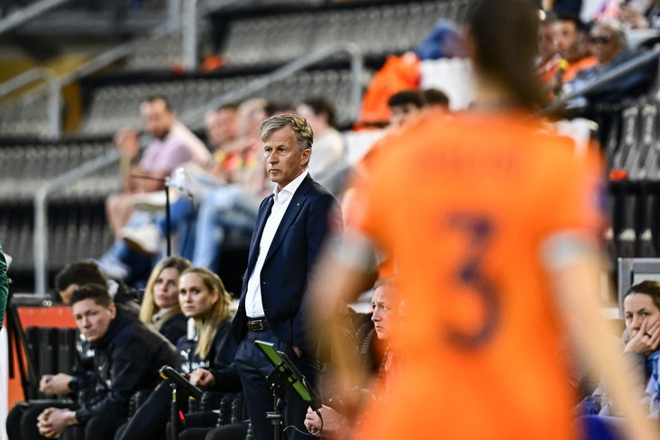 Andries Jonker langs de lijn bij Oranje