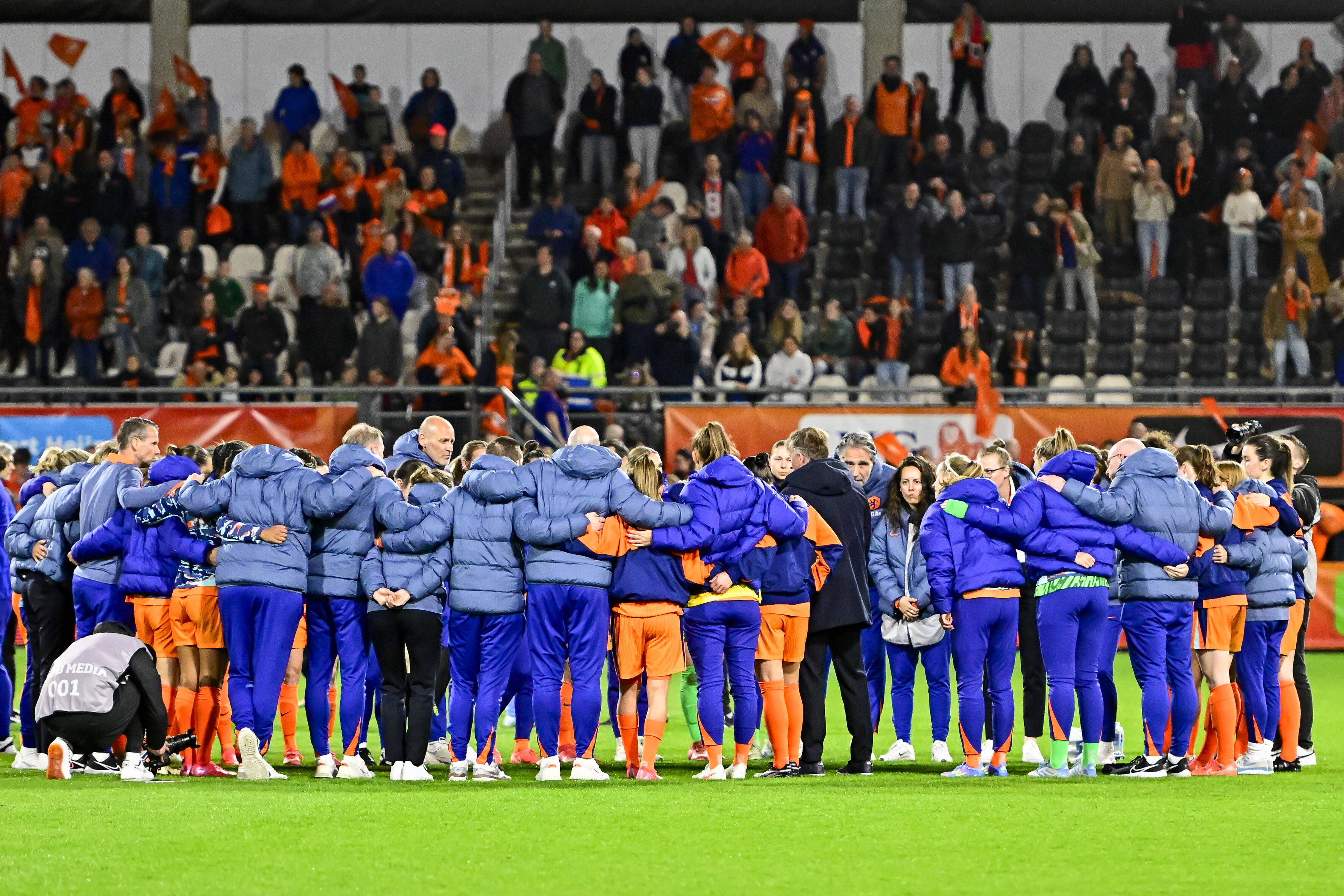 De speelsters en staf van de OranjeLeeuwinnen