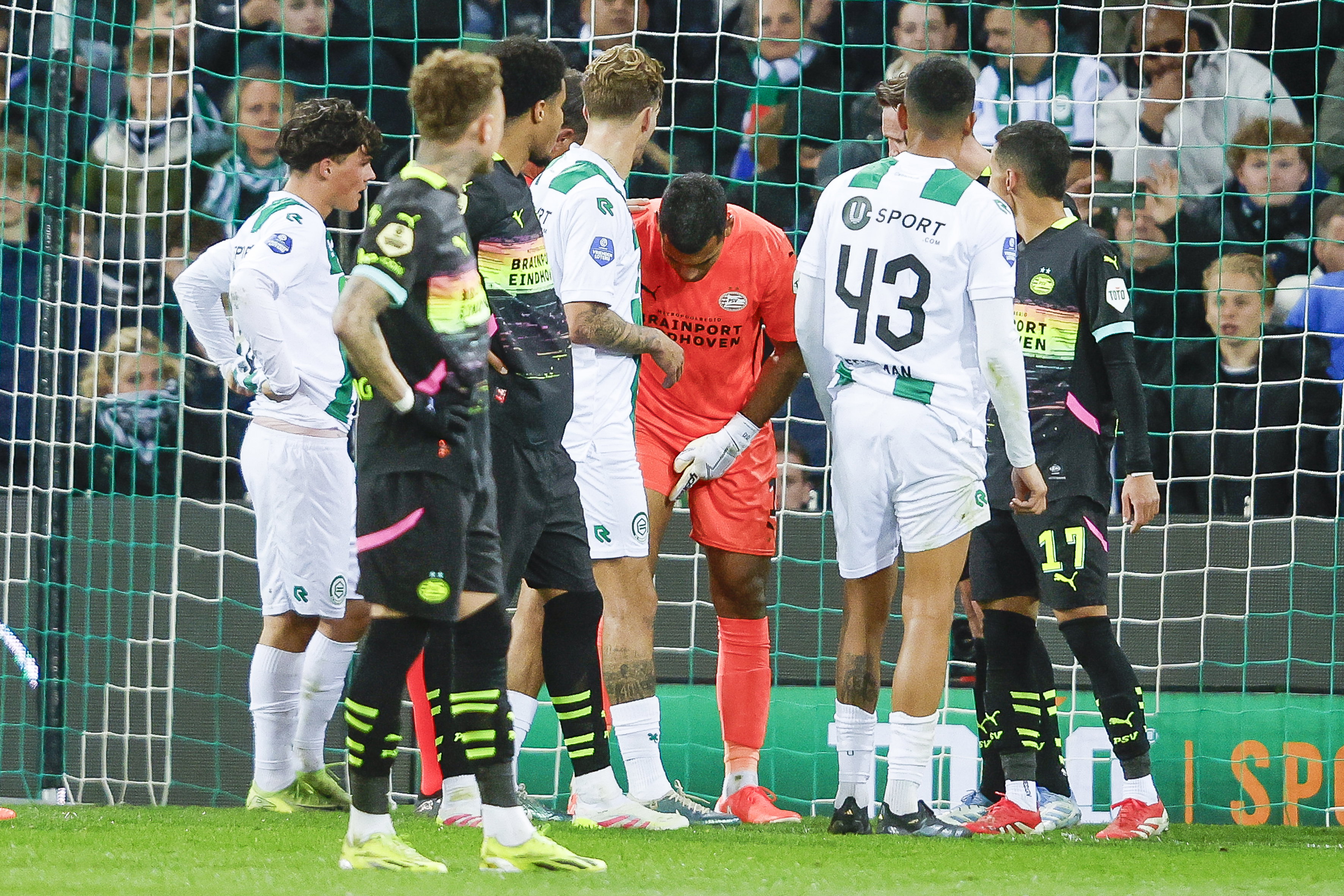 Walter Benítez raakt geblesseerd tegen FC Groningen
