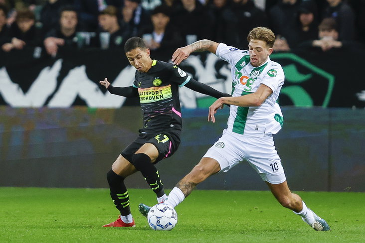 Luciano Valente in duel met Mauro Júnior