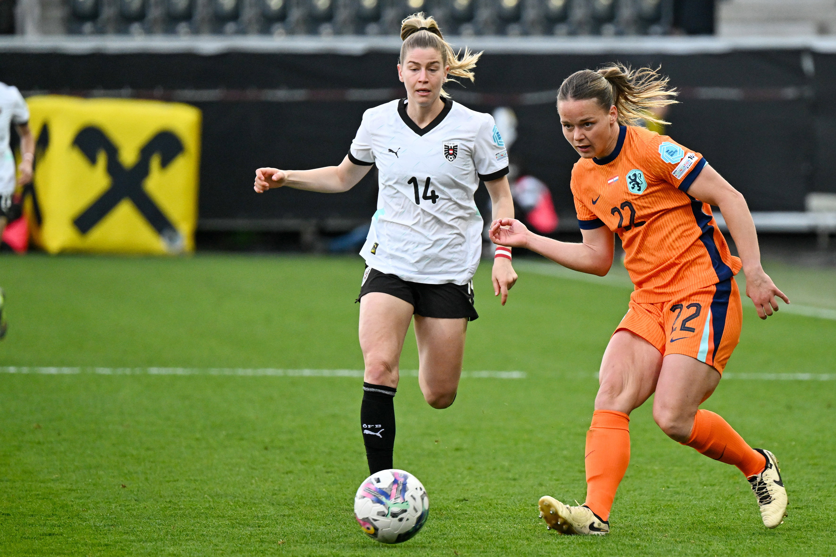 Ilse van der Zanden in actie namens de OranjeLeeuwinnen tegen Oostenrijk