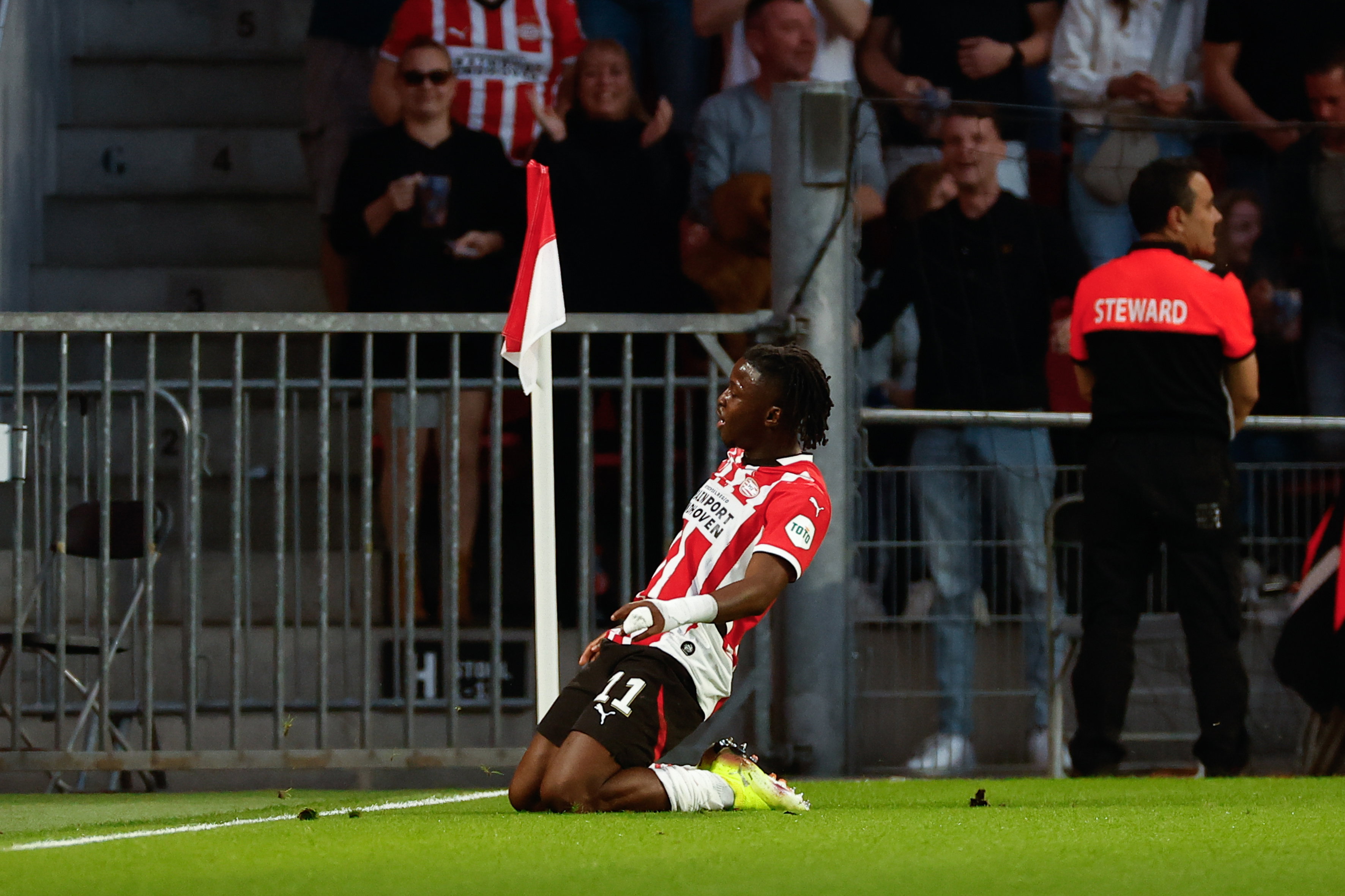 Johan Bakayoko viert zijn treffer tegen Almere City FC