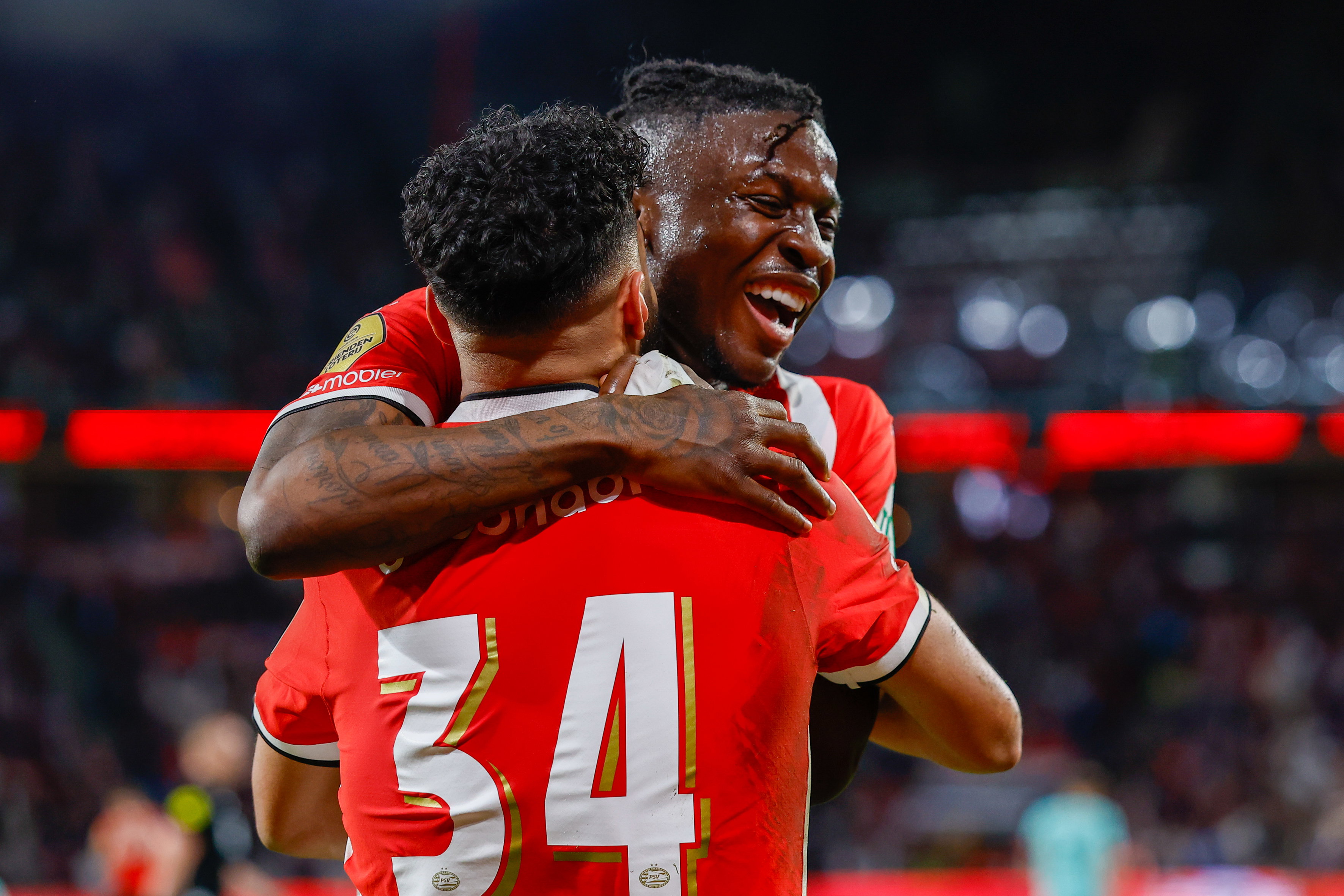Johan Bakayoko omhelst Ismael Saibari